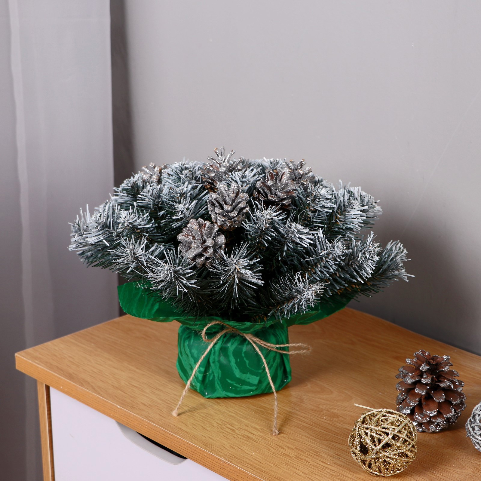 Изображение товара Новогодняя композиция Зимнее Волшебство Классическая белоснежная шишки серебро 25 см цвет зеленый