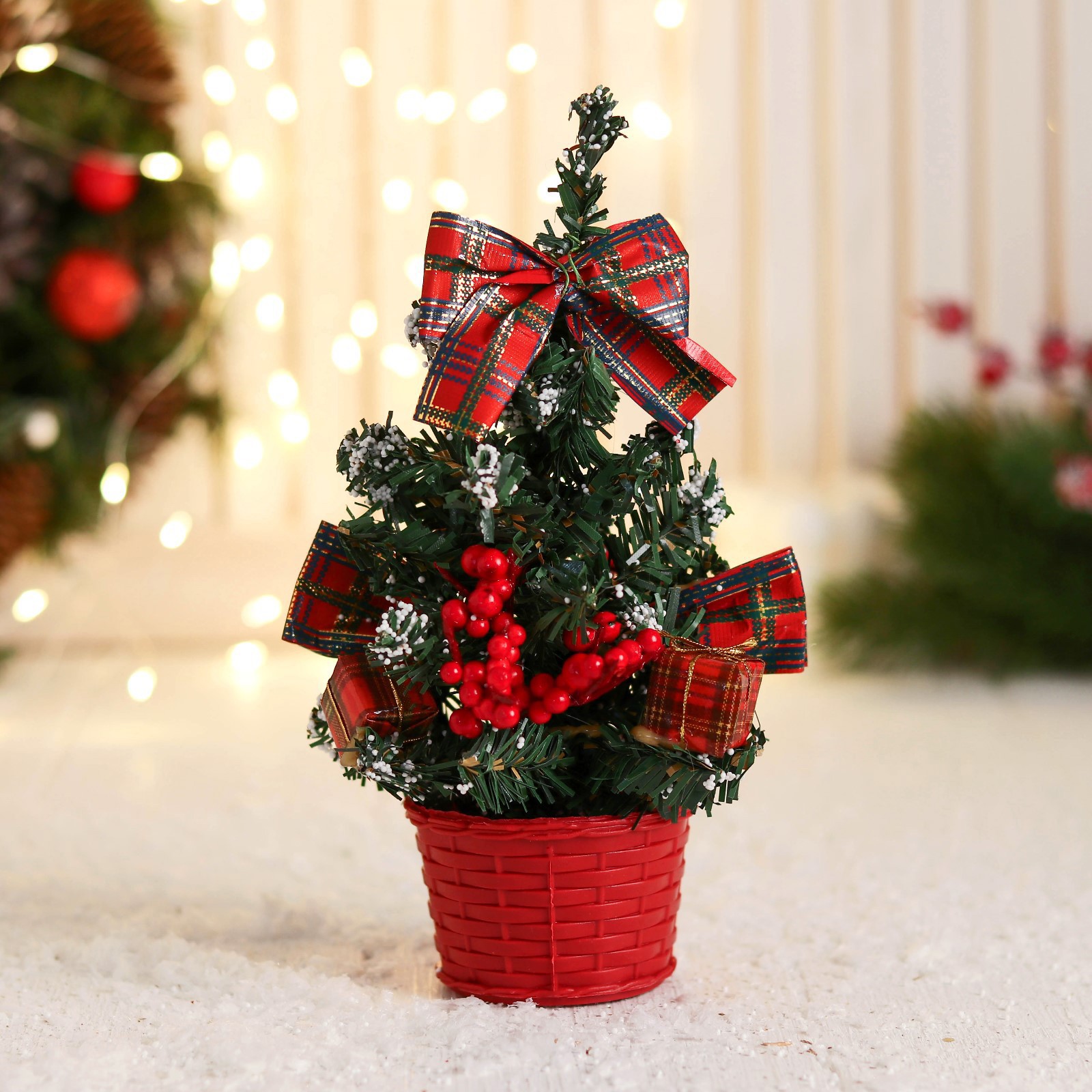 Изображение товара Искусственная новогодняя ель Зимнее волшебство Праздничная 17 см с заснеженным эффектом