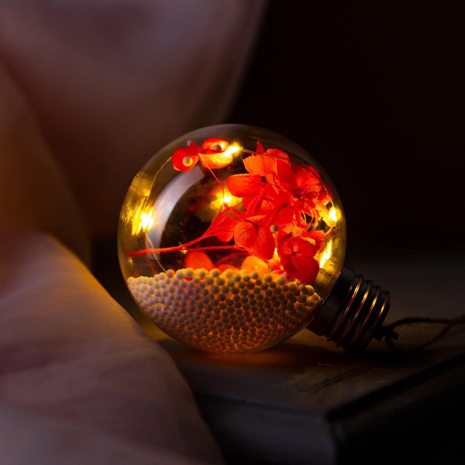 Изображение товара Елочный шар Luazon lighting 9594231 Красные лепестки 8 см металл, пластик бесцветный/прозрачный