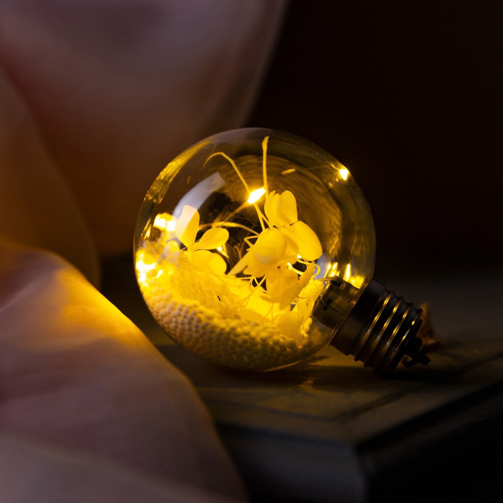 Изображение товара Елочный шар Luazon lighting 9594230 Белые лепестки 8 см металл, пластик бесцветный/прозрачный