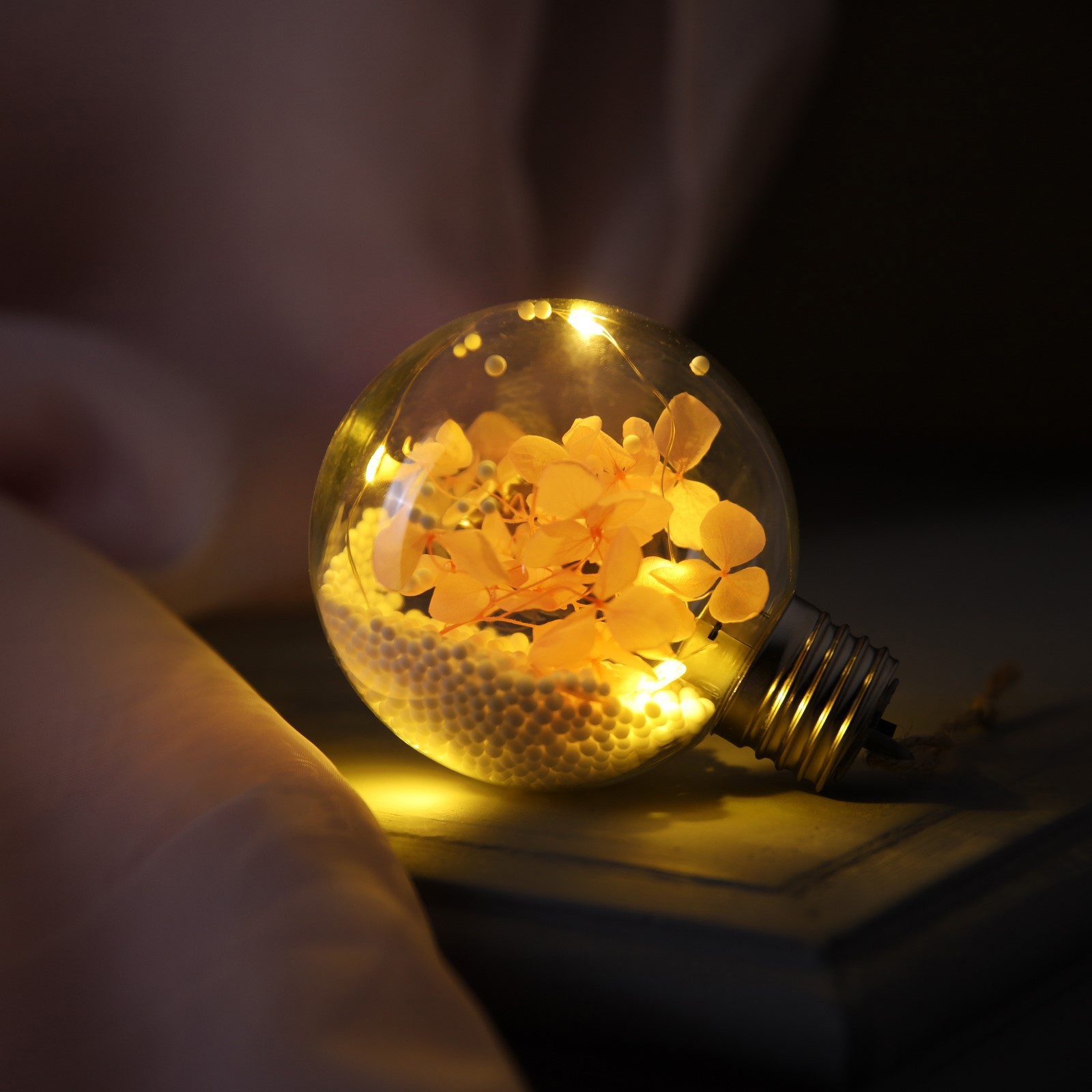 Изображение товара Елочный шар Luazon lighting 9594232 Розовые цветы 8 см металл, пластик бесцветный/прозрачный