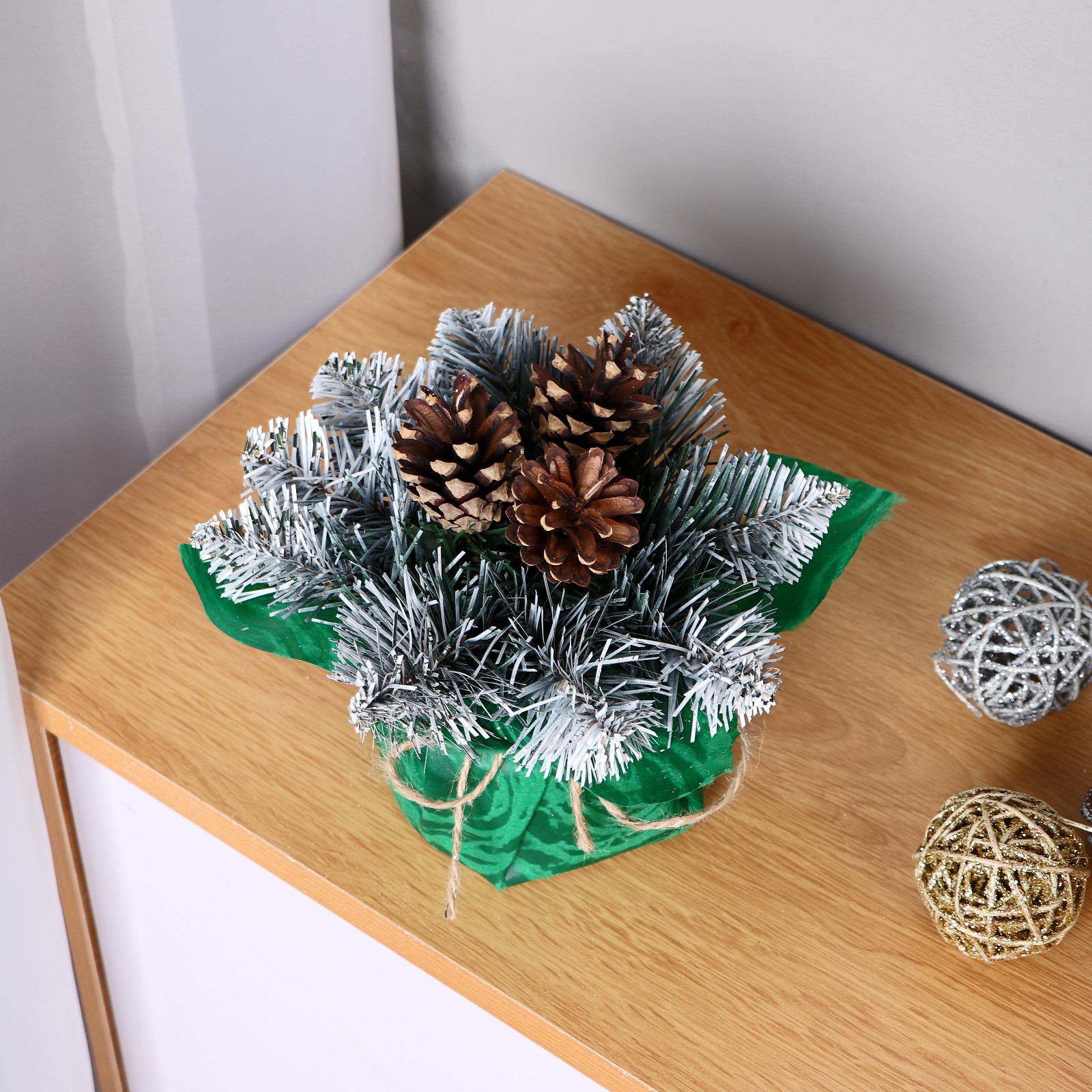 Изображение товара Новогодняя композиция Simaland Интерьерная Белоснежная с шишками 20 см