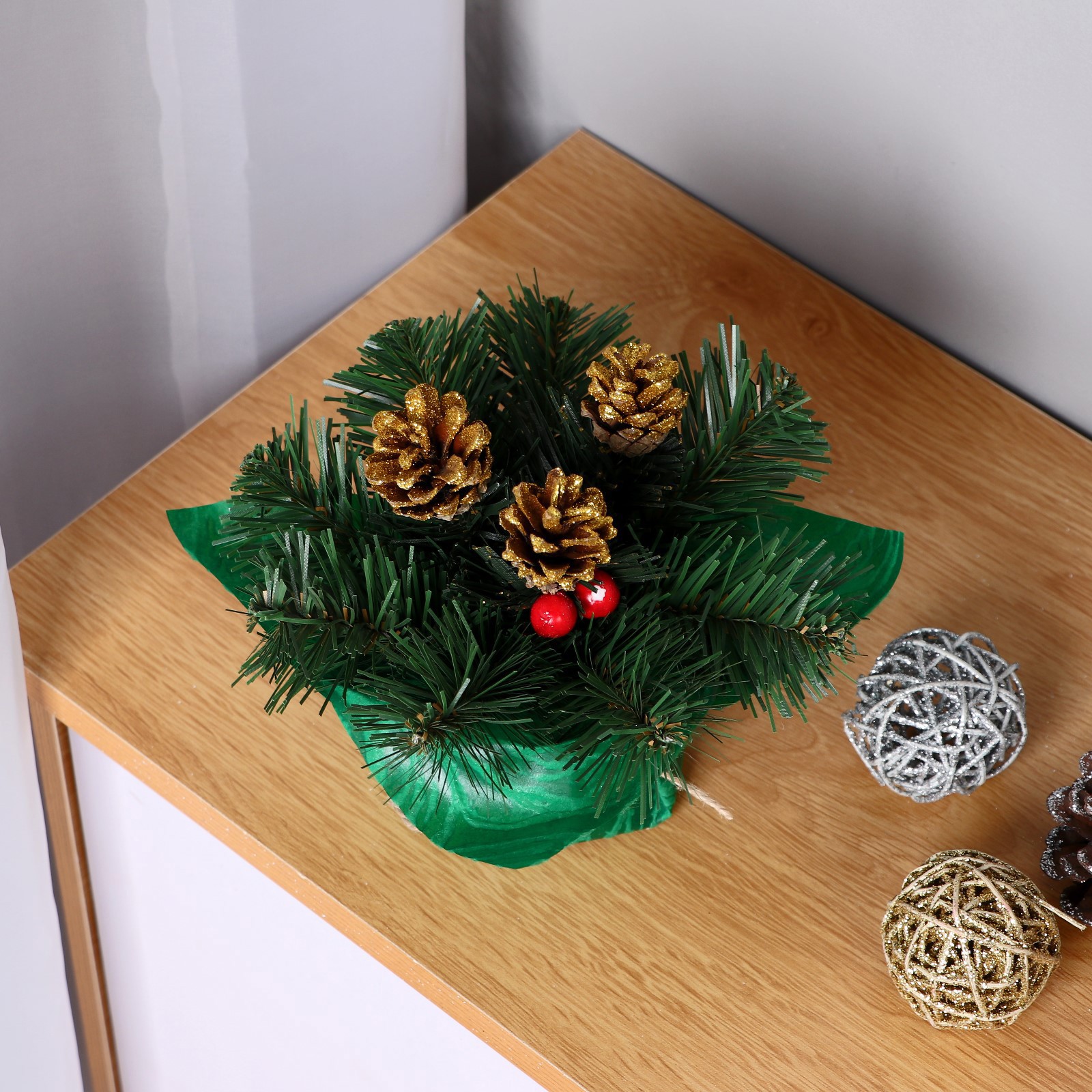 Изображение товара Новогодняя композиция Simaland Рождевственская шишки золото и ягоды 20 см