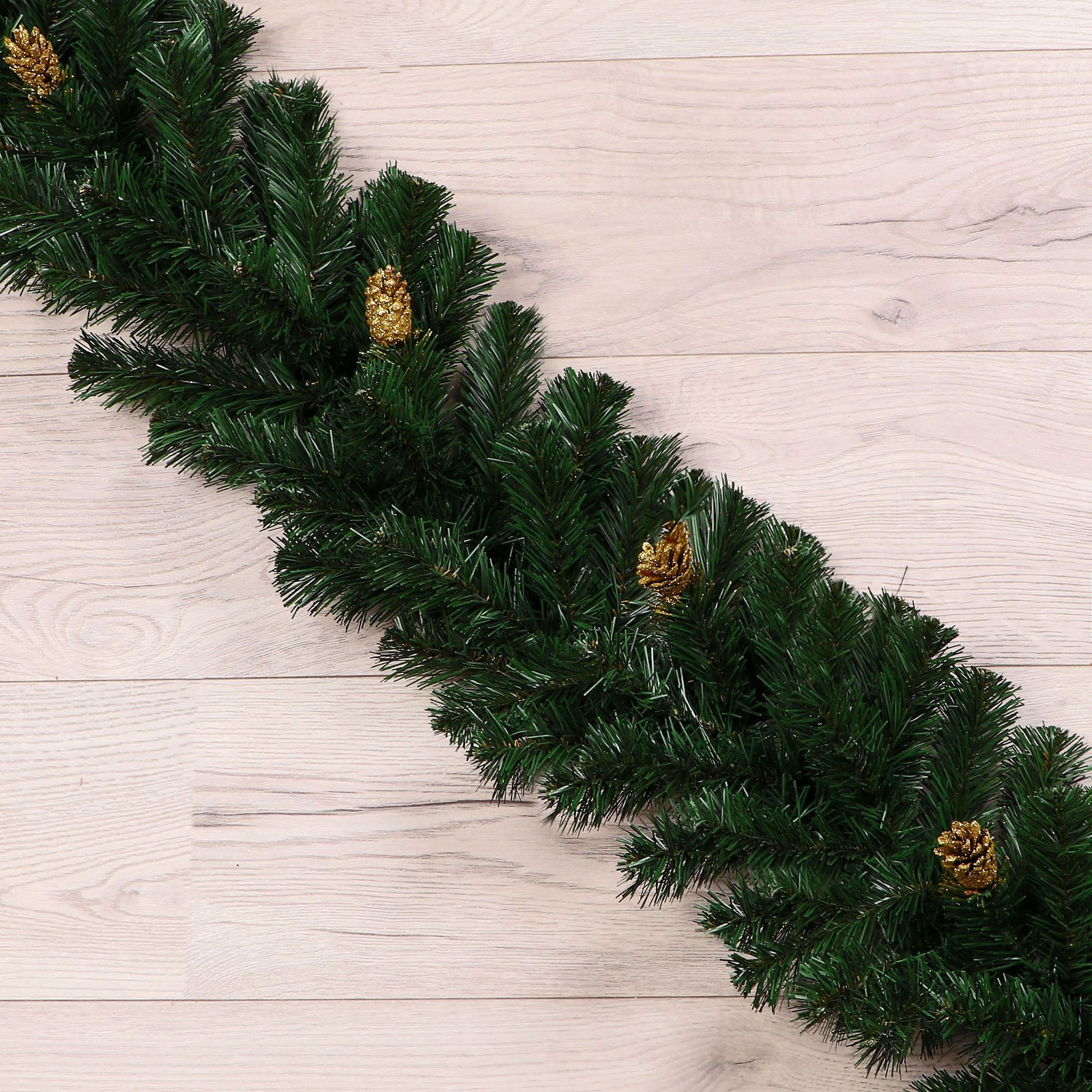 Изображение товара Хвойная гирлянда Пвх Simaland 75 см с шишками и золотыми акцентами