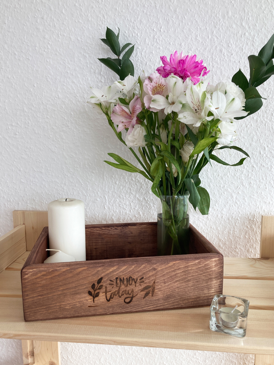 Изображение товара Ящик из натурального дерева окрашенный с гравировкой Enjoy today 30x20x9 см