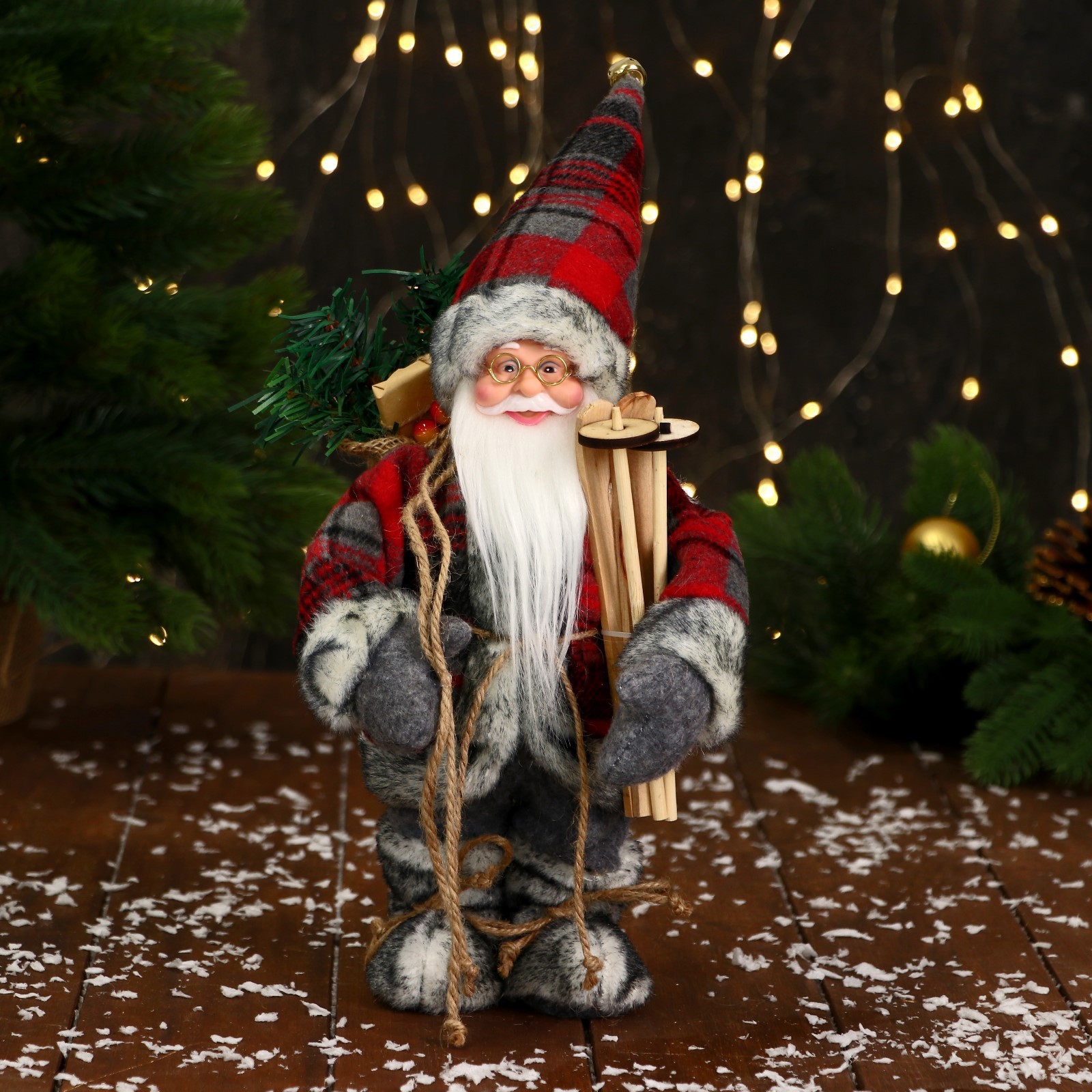 Изображение товара Декоративная фигура Дед Мороз 28 см в клетчатой шубке с подарками двигается