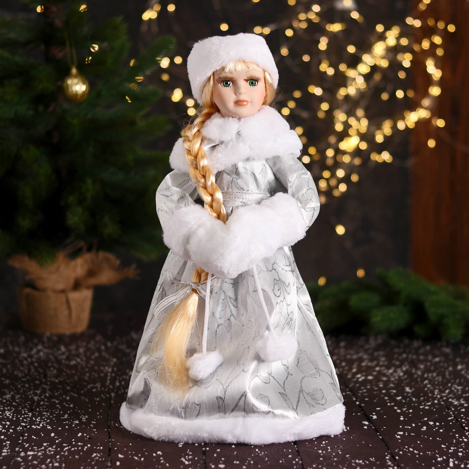 Изображение товара Декоративная фигура Зимнее волшебство Снегурочка в муфте с меховыми бомбошками 43 см серебристо-белый