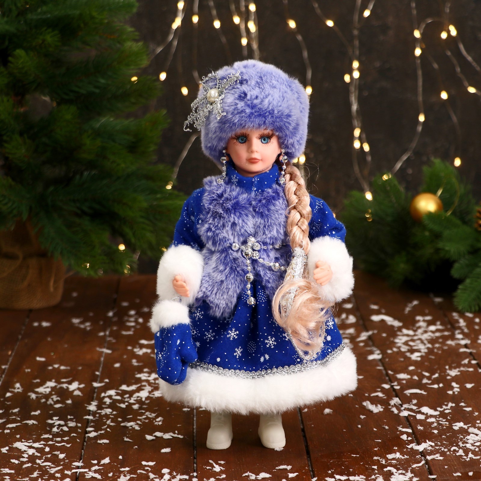 Изображение товара Декоративная фигура Зимнее волшебство Снегурочка в меховом жилете 32 см бело-синий
