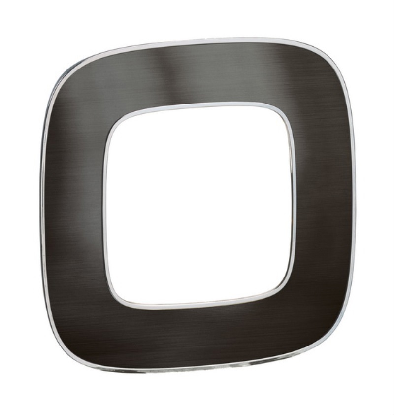 Изображение товара Рамка для розеток и выключателей Legrand Valena allure 3 поста цвет черная сталь