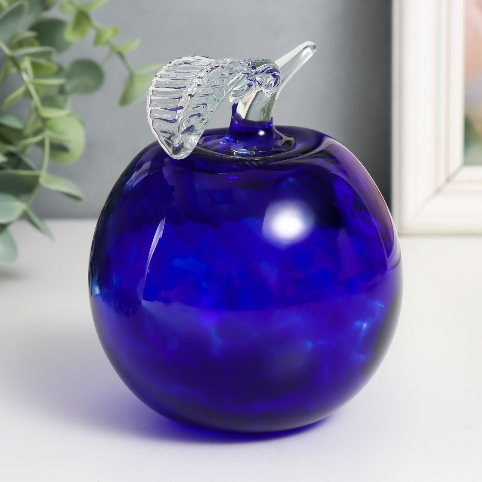 Изображение товара Сималанд Яблоко 11 см стеклянное синее — декоративная фигурка