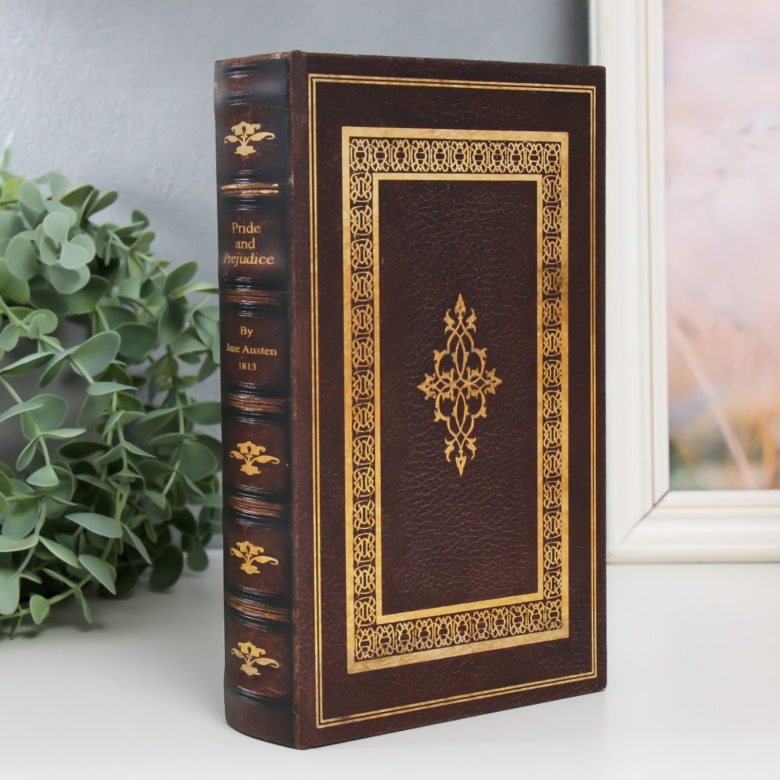 Изображение товара Шкатулка сейф-книга SIMALAND Орнамент 21x13x5 см коричневая Изображение товара Шкатулка сейф-книга SIMALAND Орнамент 21x13x5 см коричневая