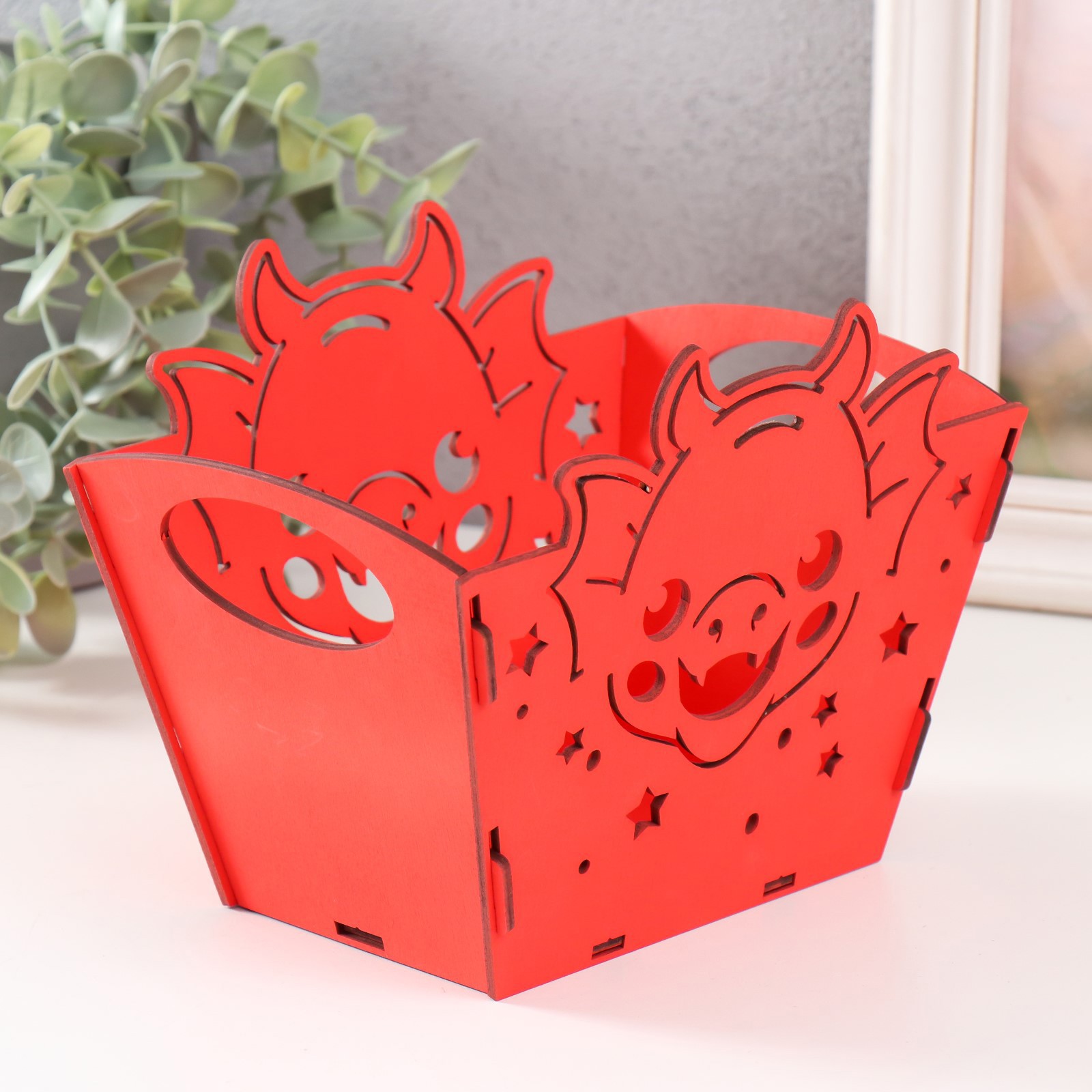 Изображение товара Шкатулка для украшений "Мордочка дракона" красный 18x12x14.5 см