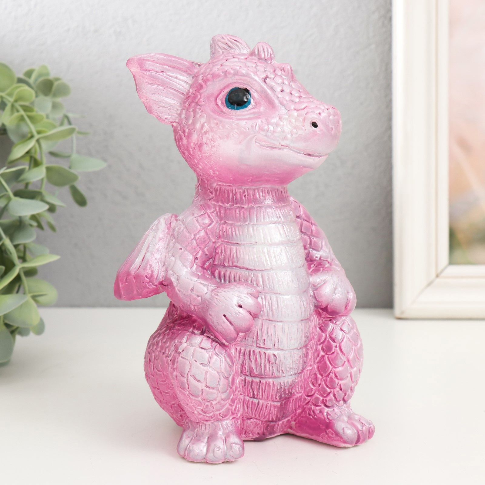 Изображение товара Дракончик гипс розовый 18x10x10 см — декоративная фигура