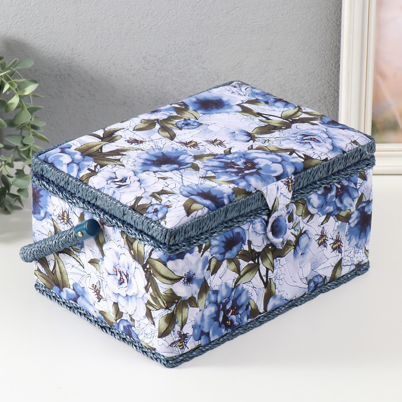 Изображение товара Шкатулка для рукоделия Бело-голубые пионы, 19x26x14,5 см