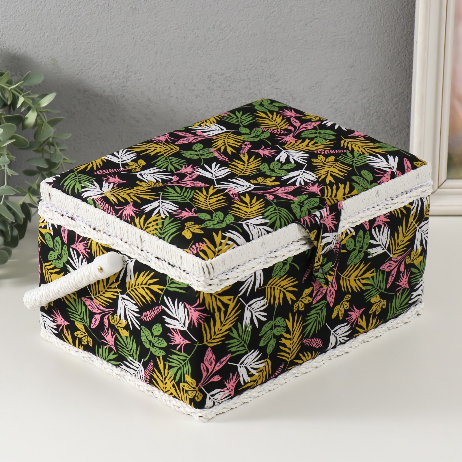 Изображение товара Шкатулка для рукоделия Лесные веточки на чёрном — 19x26x14,5 см