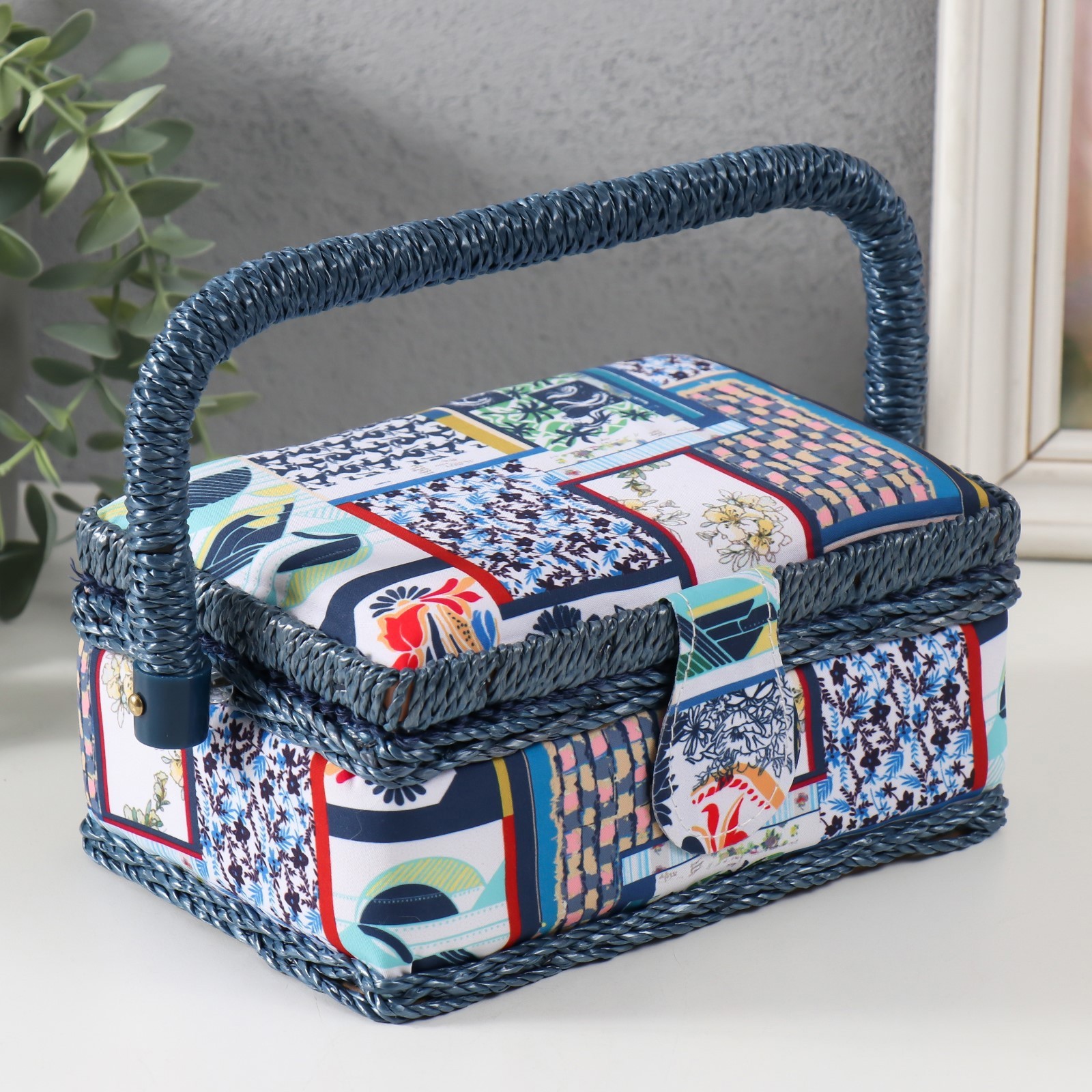 Изображение товара Пэчворк. Синие цветы — Шкатулка для рукоделия 18x12x9,5 см