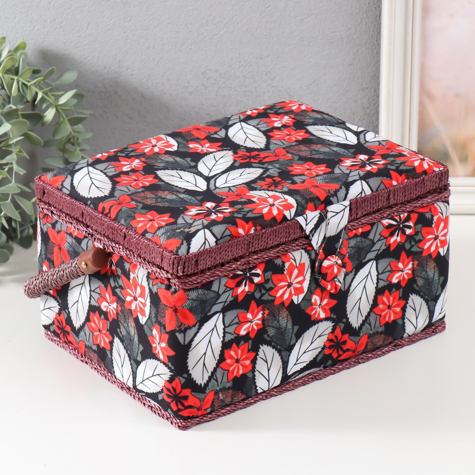 Изображение товара Шкатулка для рукоделия "Пуансеттия на чёрном" 19x26x14.5 см