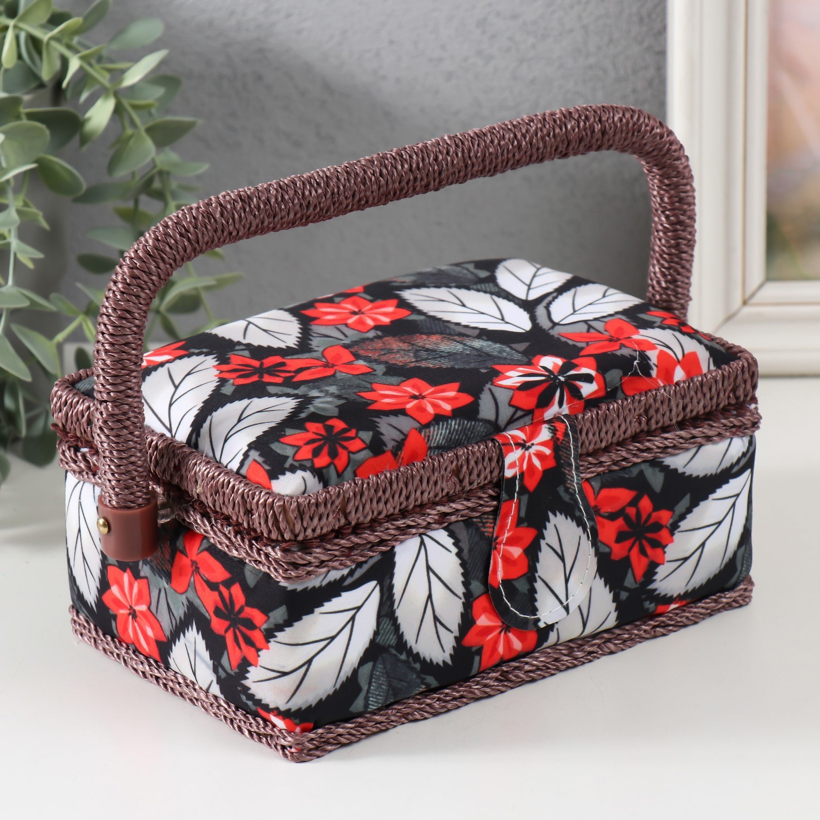 Изображение товара Шкатулка для рукоделия Пуансеттия на чёрном 18x12x9,5 см