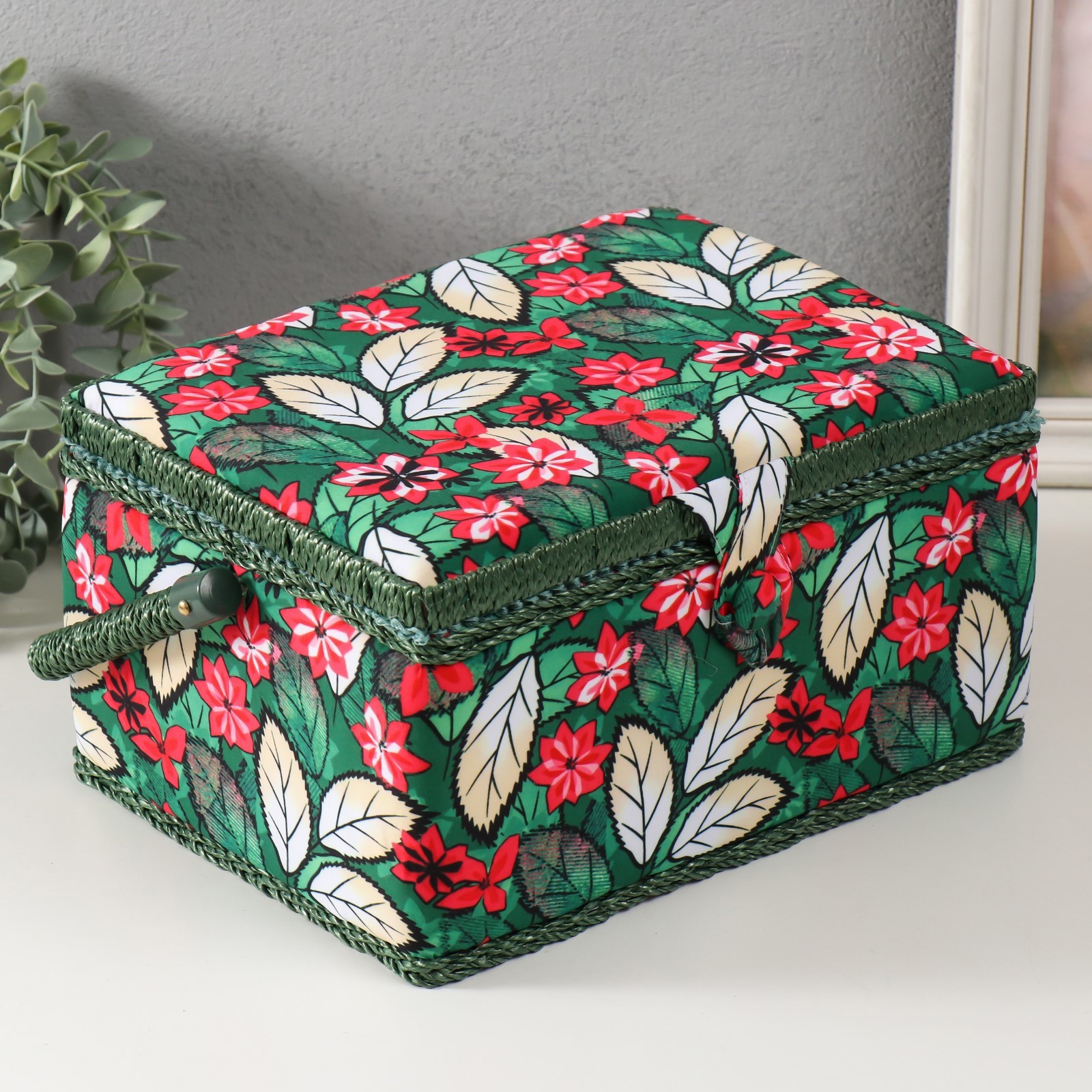 Изображение товара Шкатулка для рукоделия Пуансеттия на зелёном 19x26x14,5 см