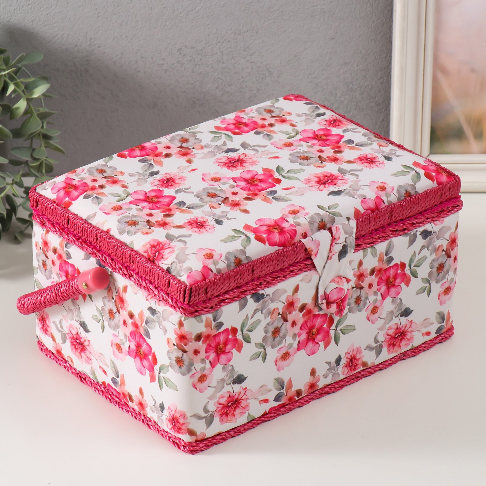 Изображение товара Шкатулка для рукоделия SIMALAND Розовые цветы 19x26x14,5 см Изображение товара Шкатулка для рукоделия SIMALAND Розовые цветы 19x26x14,5 см