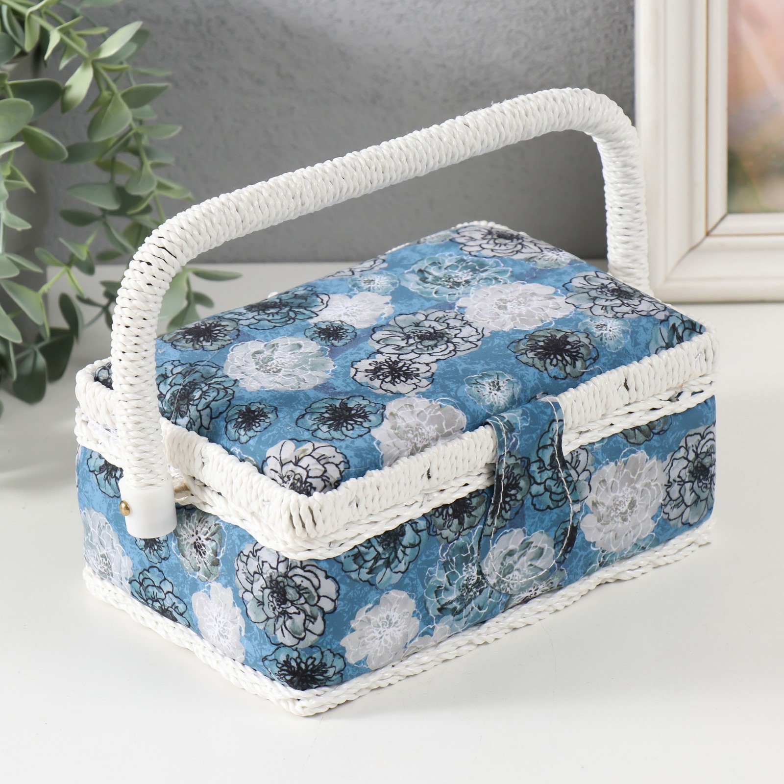 Изображение товара Шкатулка для рукоделия 'Чёрно-белые цветы на голубом' SIMALAND