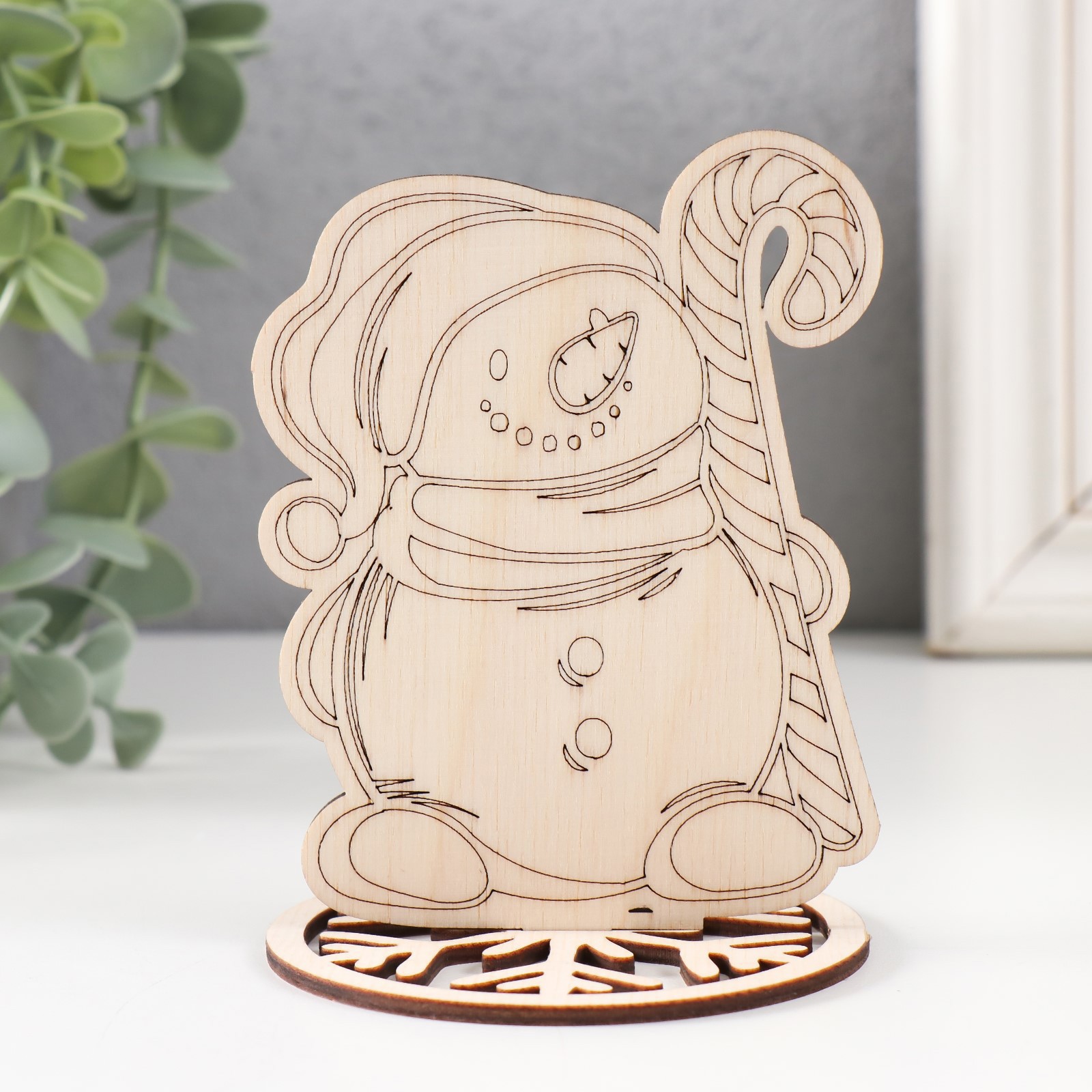 Изображение товара Фигурка на подставке "Снеговик с леденцом" натуральный 10.5x8.5 см