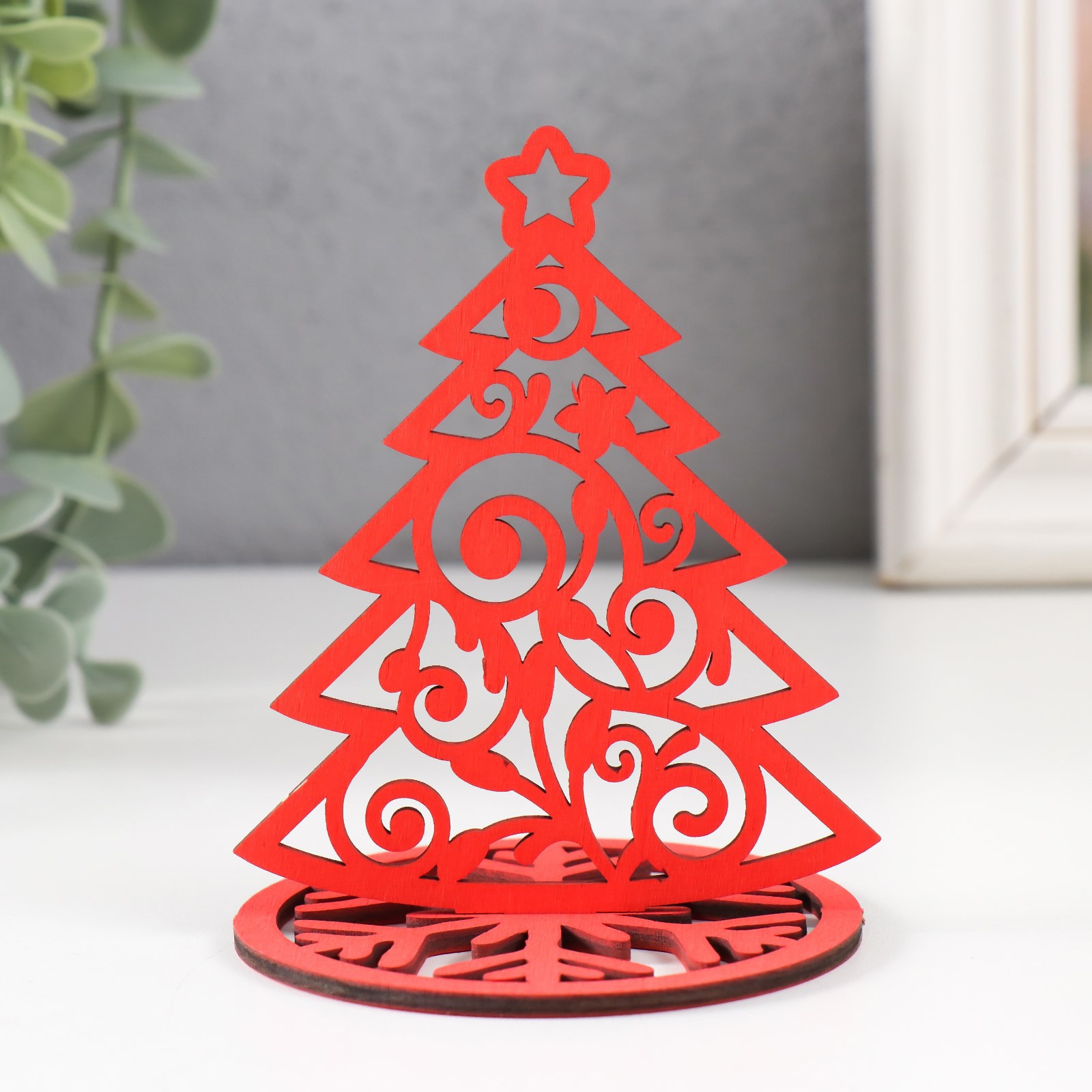 Изображение товара Декоративная фигура елка на подставке, фанера, красная, 10.2х8.3 см