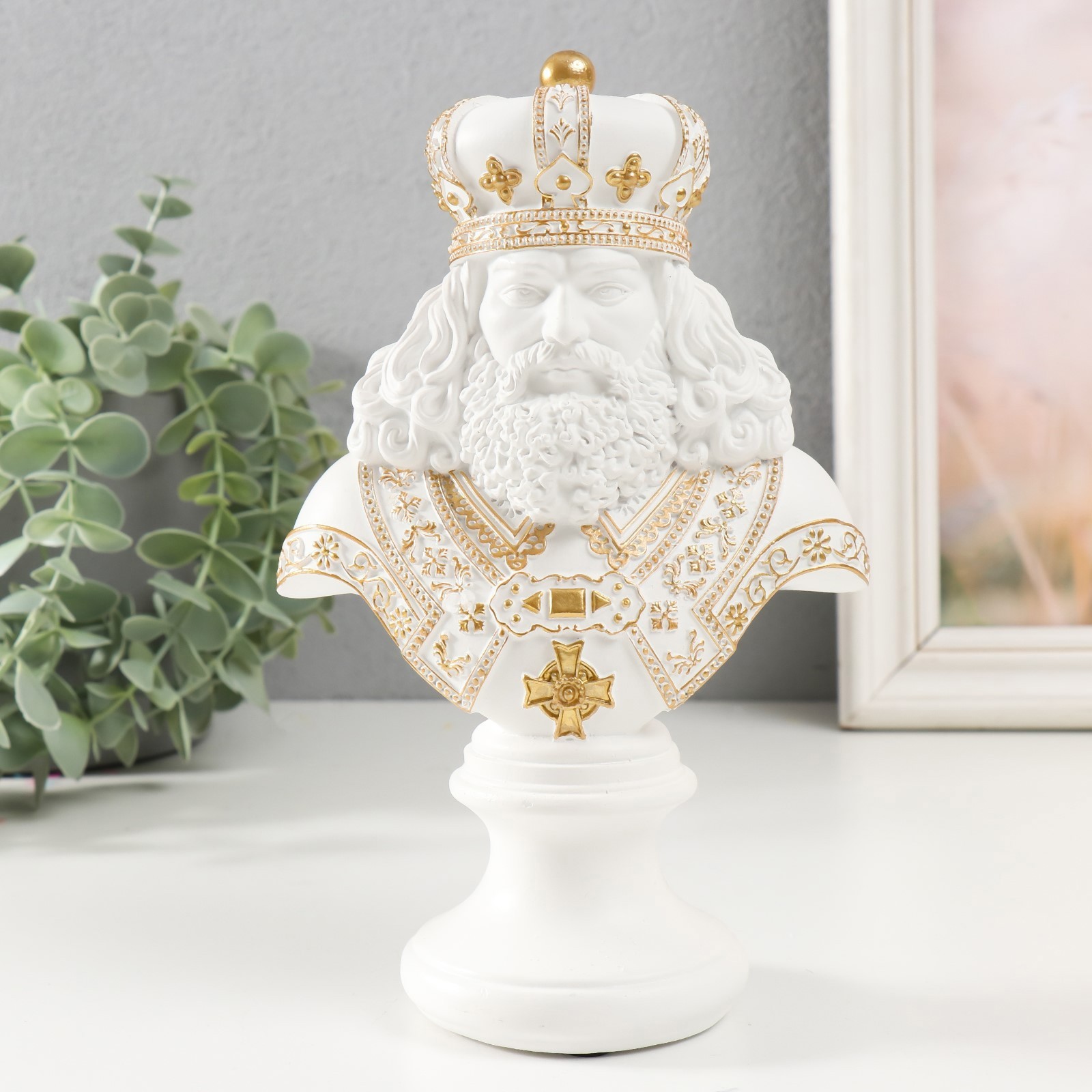 Изображение товара Сувенир "Бюст. Король" белый с золотом 9x14x22.5 см