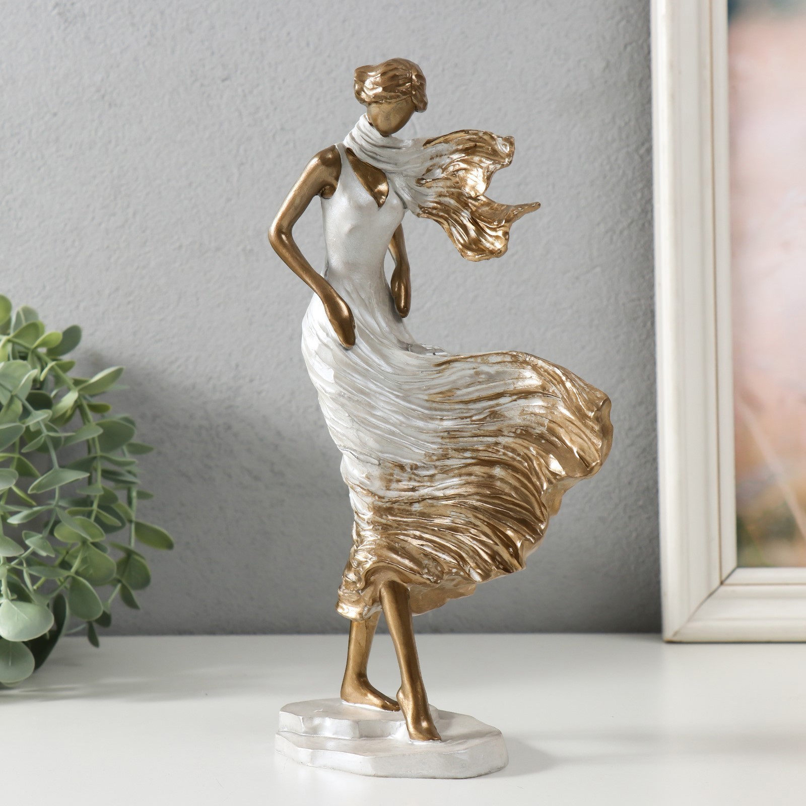 Изображение товара Сувенир "Девушка с шарфом. Ветер" под бронзу 12.5x8.5x25 см