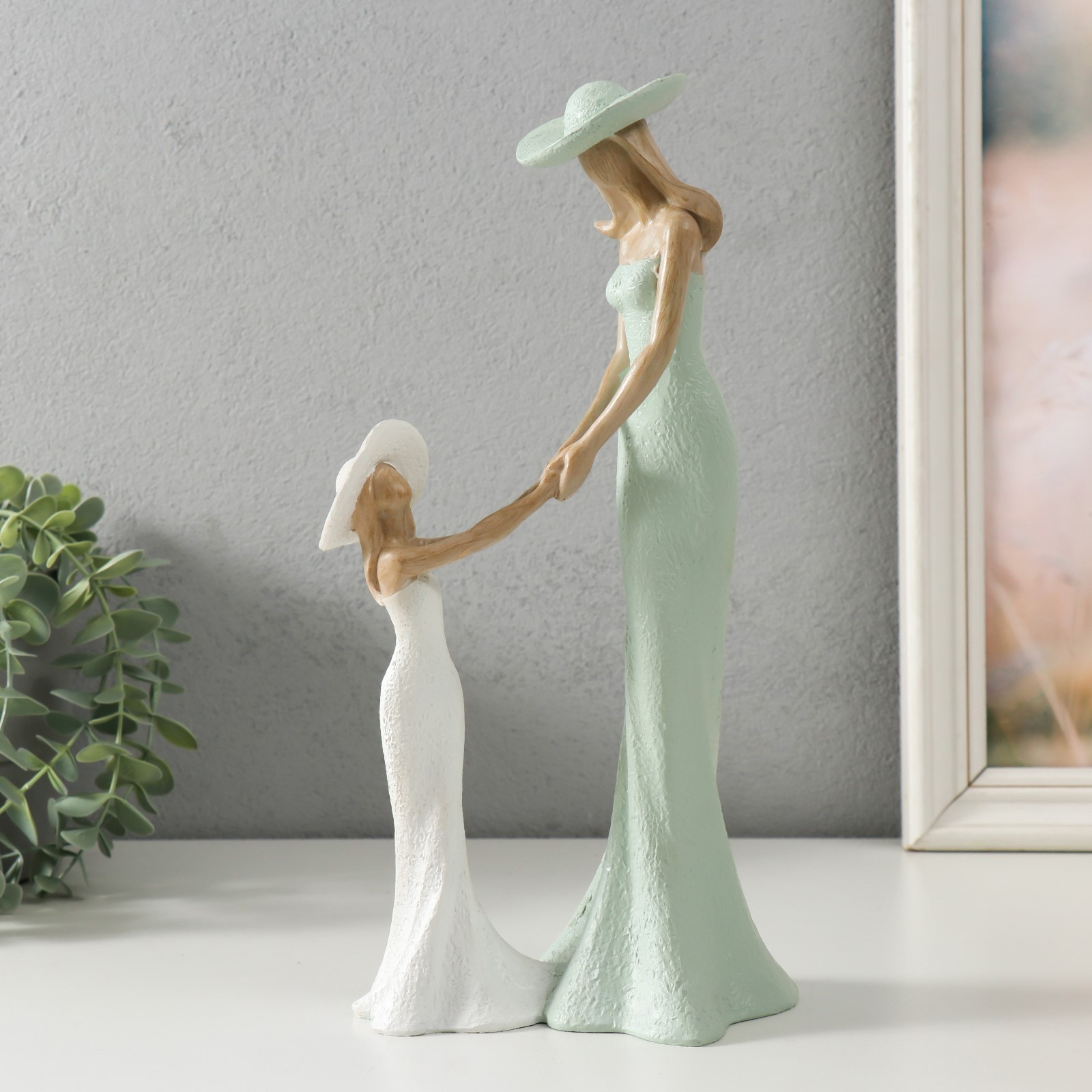 Изображение товара Сувенир "Мама с дочкой" зелёный с цветом дерева 15.5x9.5x30 см