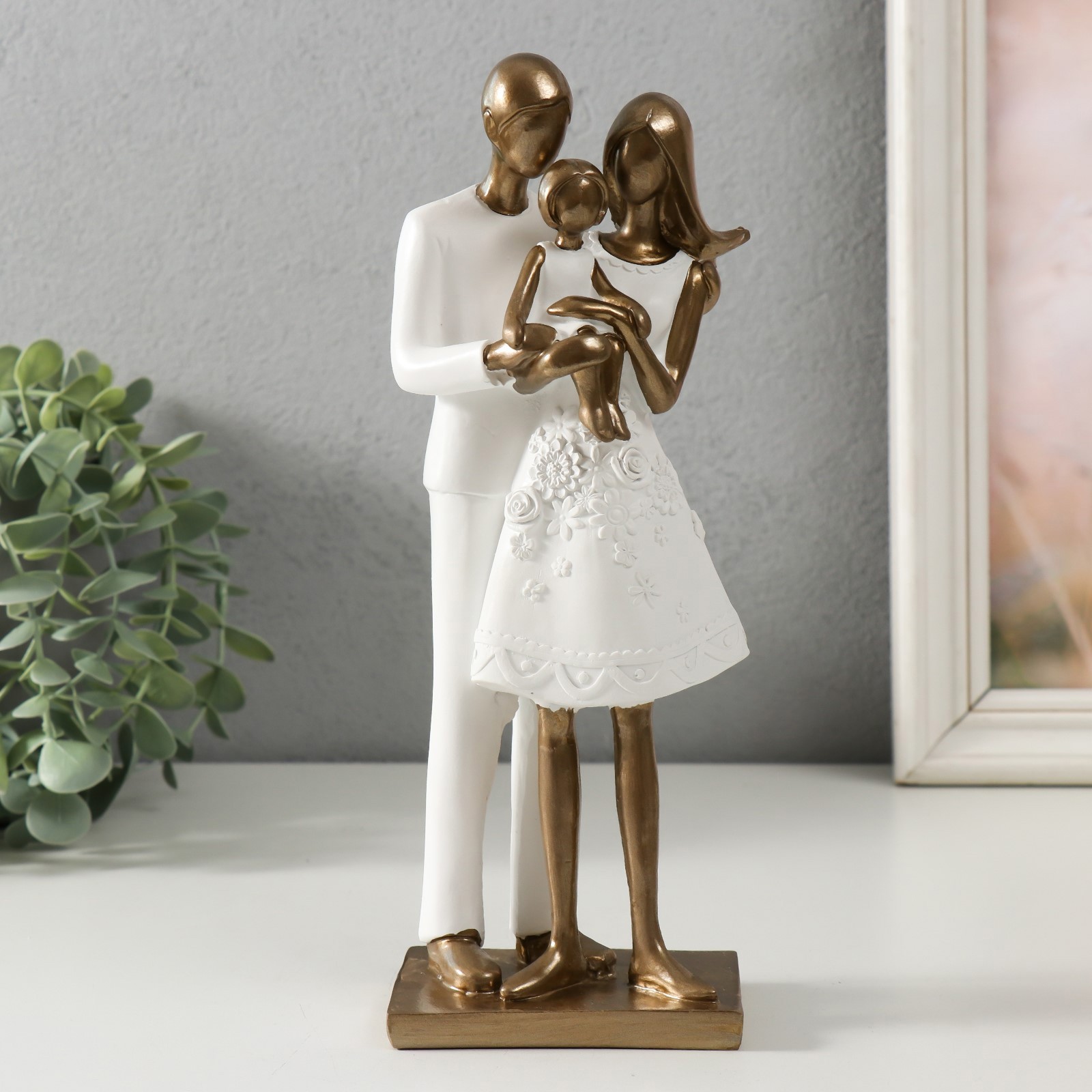 Изображение товара Декоративная фигура SIMALAND Папа мама и дочь Белый Полистоун