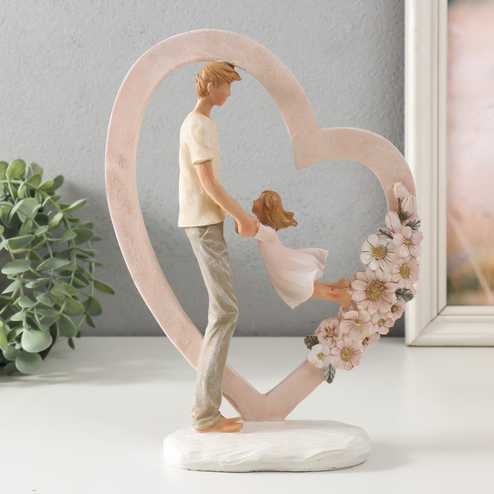 Изображение товара Сувенир "Папа с дочкой у сердца с цветами" 20x7.5x26 см