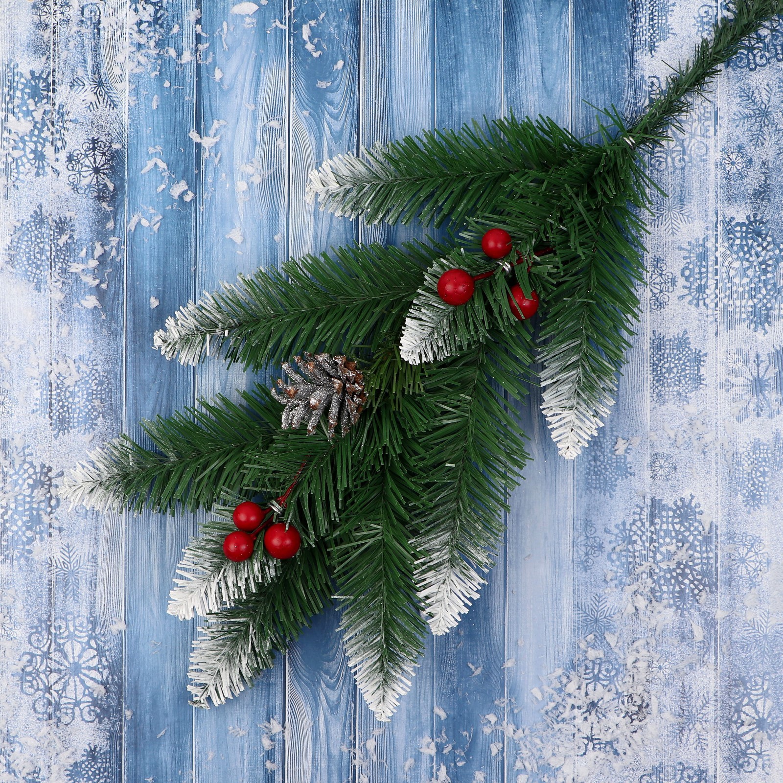 Изображение товара Декоративная рождественская ветка с шишками и ягодами 40 см SIMALAND