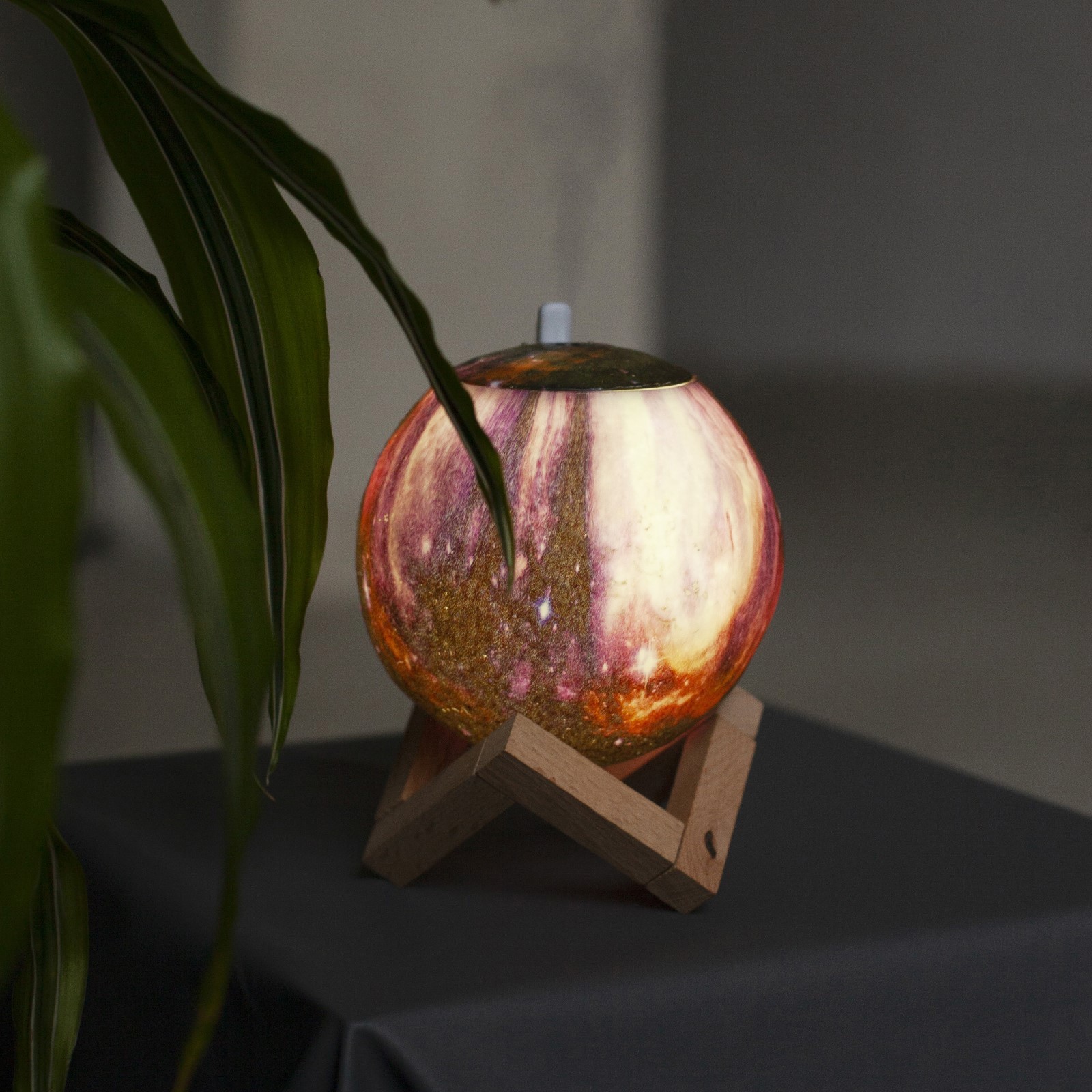 Изображение товара Ультразвуковой увлажнитель воздуха HM-5 Планета 0.8 л бордовый ночник