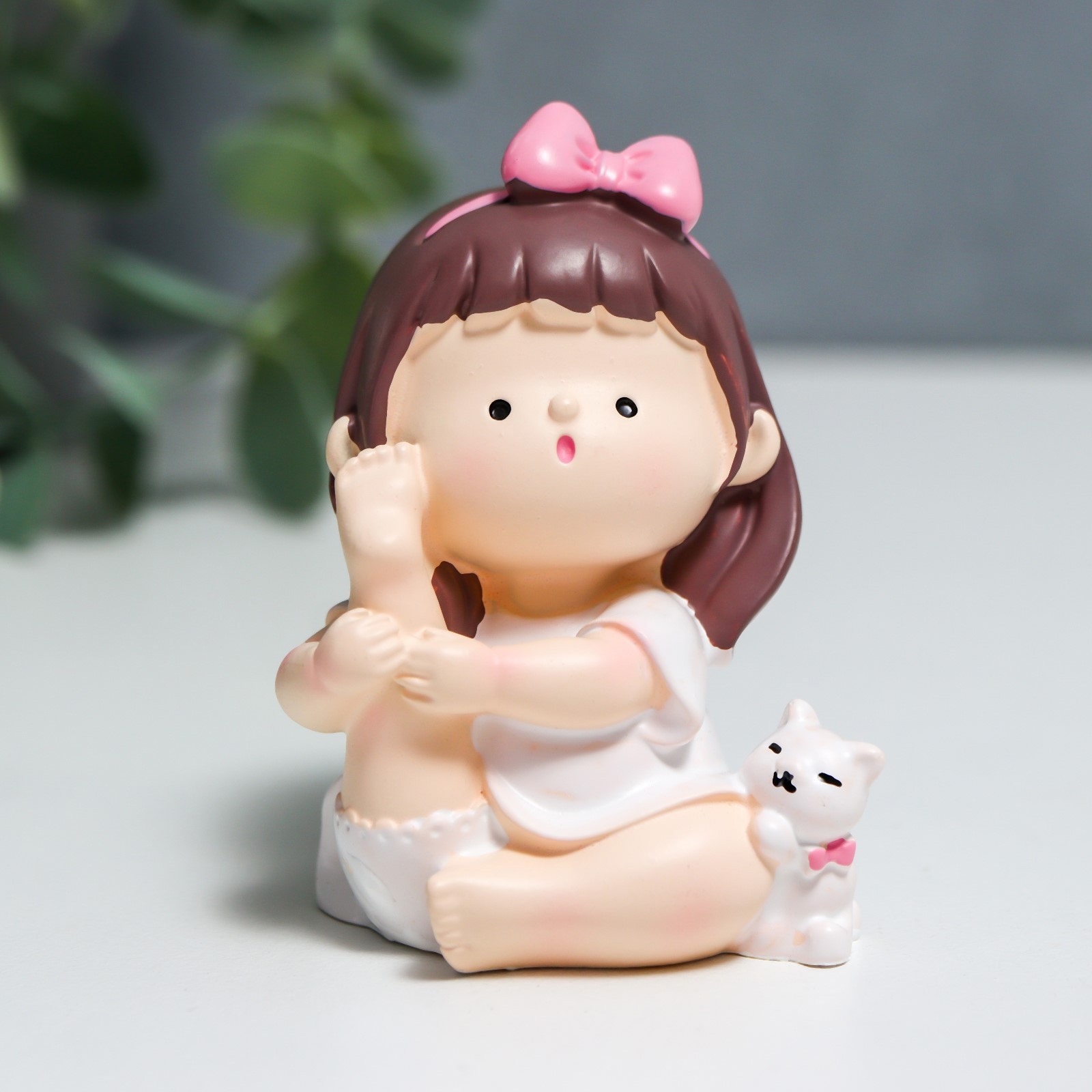 Изображение товара Сувенир "Малышка с белым котиком - йога" 5.5x4.5 см