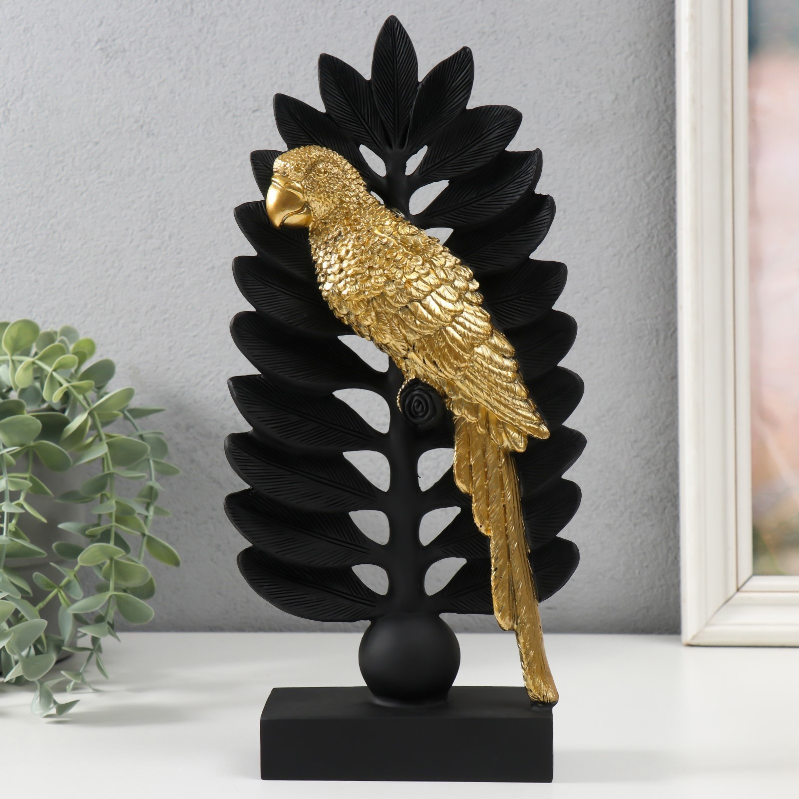 Изображение товара Сувенир "Попугай Ара на листе папоротника" черный с золотом 13.3x5.3x28.2 см