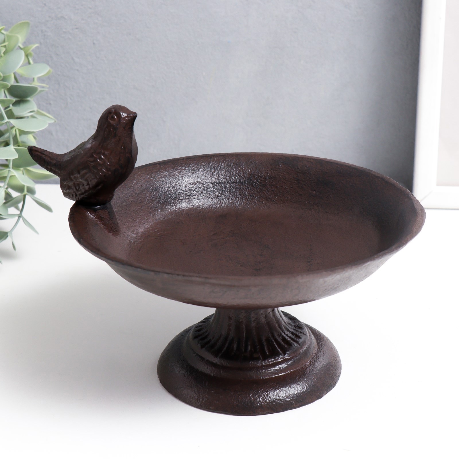 Изображение товара Подставка Птица сидит на тарелке 13x17x20 см — декоративная подставка из чугуна