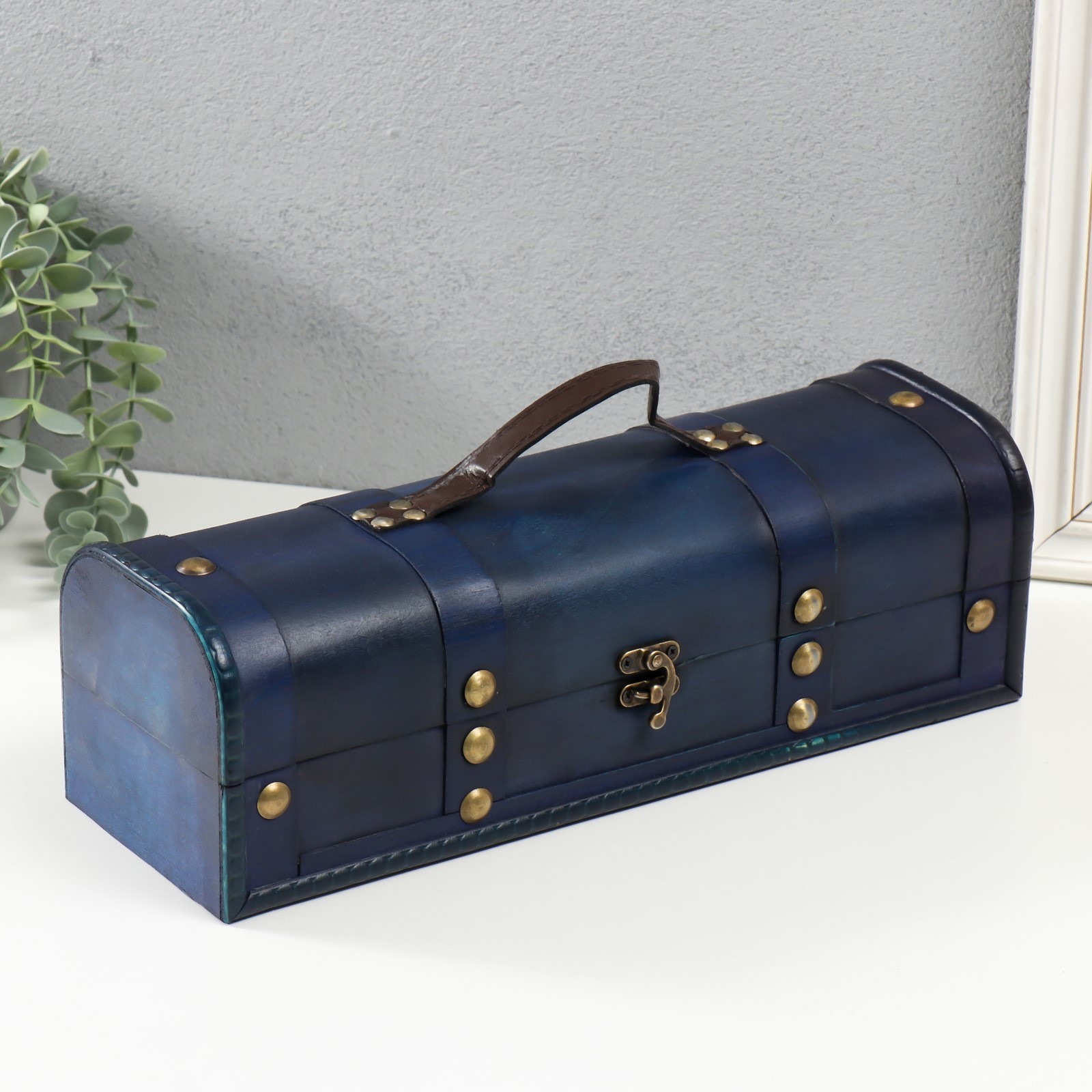 Изображение товара Шкатулка под бутылку "С заклепками" ярко-синяя 11x34x12.8 см