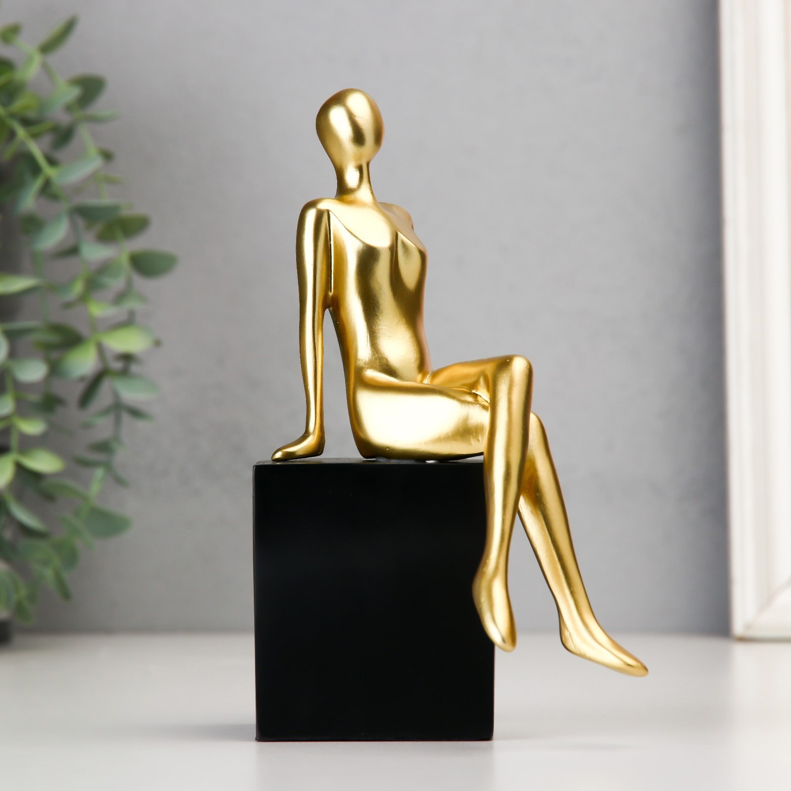 Изображение товара Ограничитель для книг "Девушка на кубе" золото 12x11.5x18 см