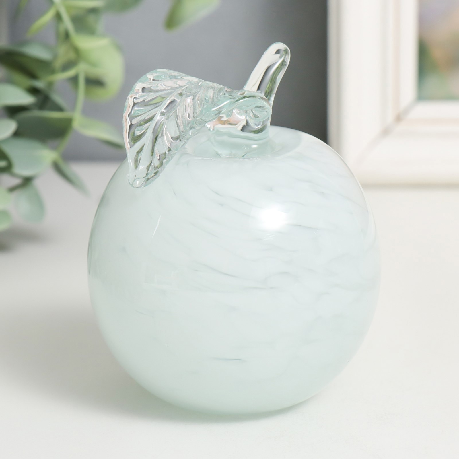 Изображение товара Сувенир Яблоко 9 см из стекла, белый — декоративная фигура