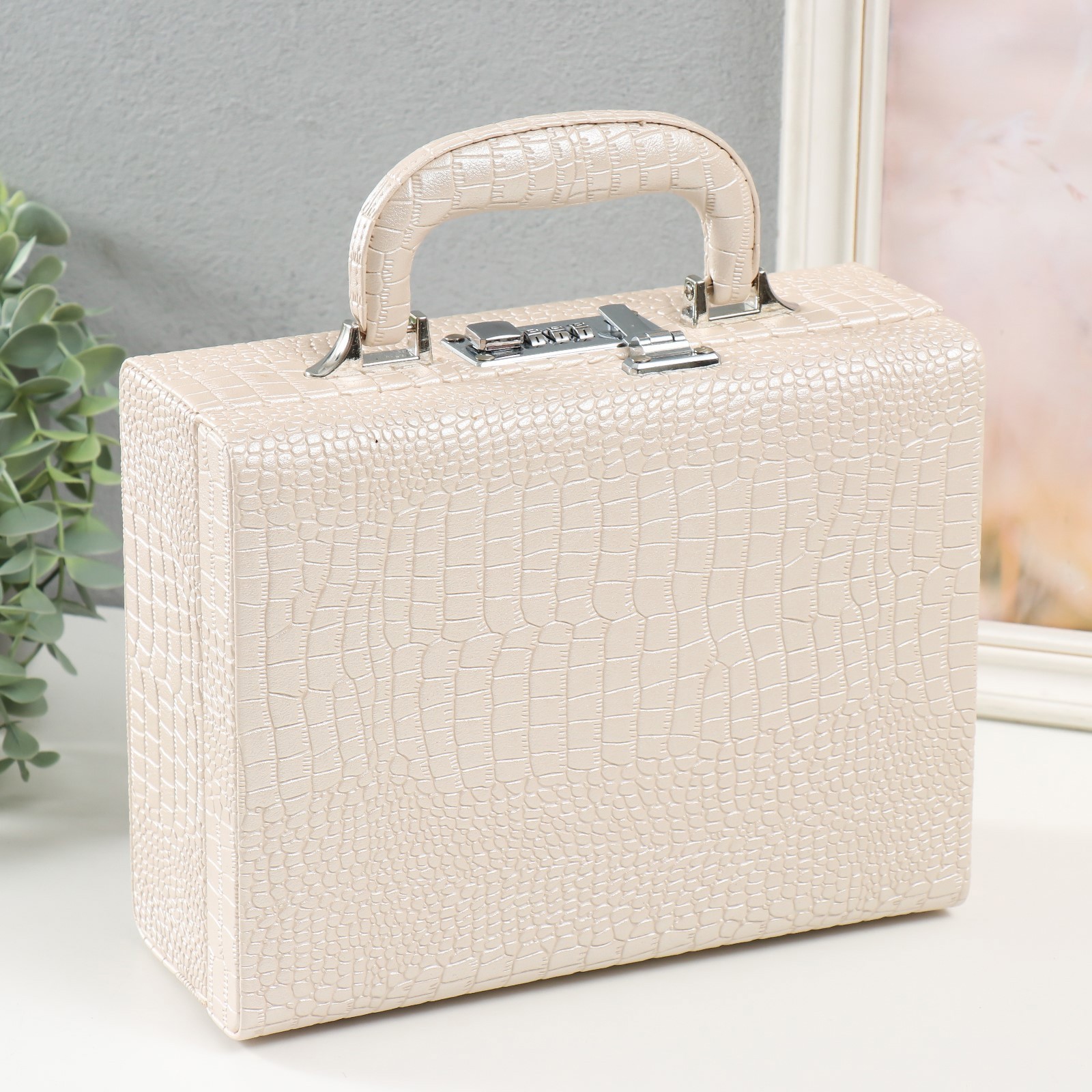 Изображение товара Шкатулка для украшений "Кейс. Кожа крокодила" бежевая 18.5x24x9 см