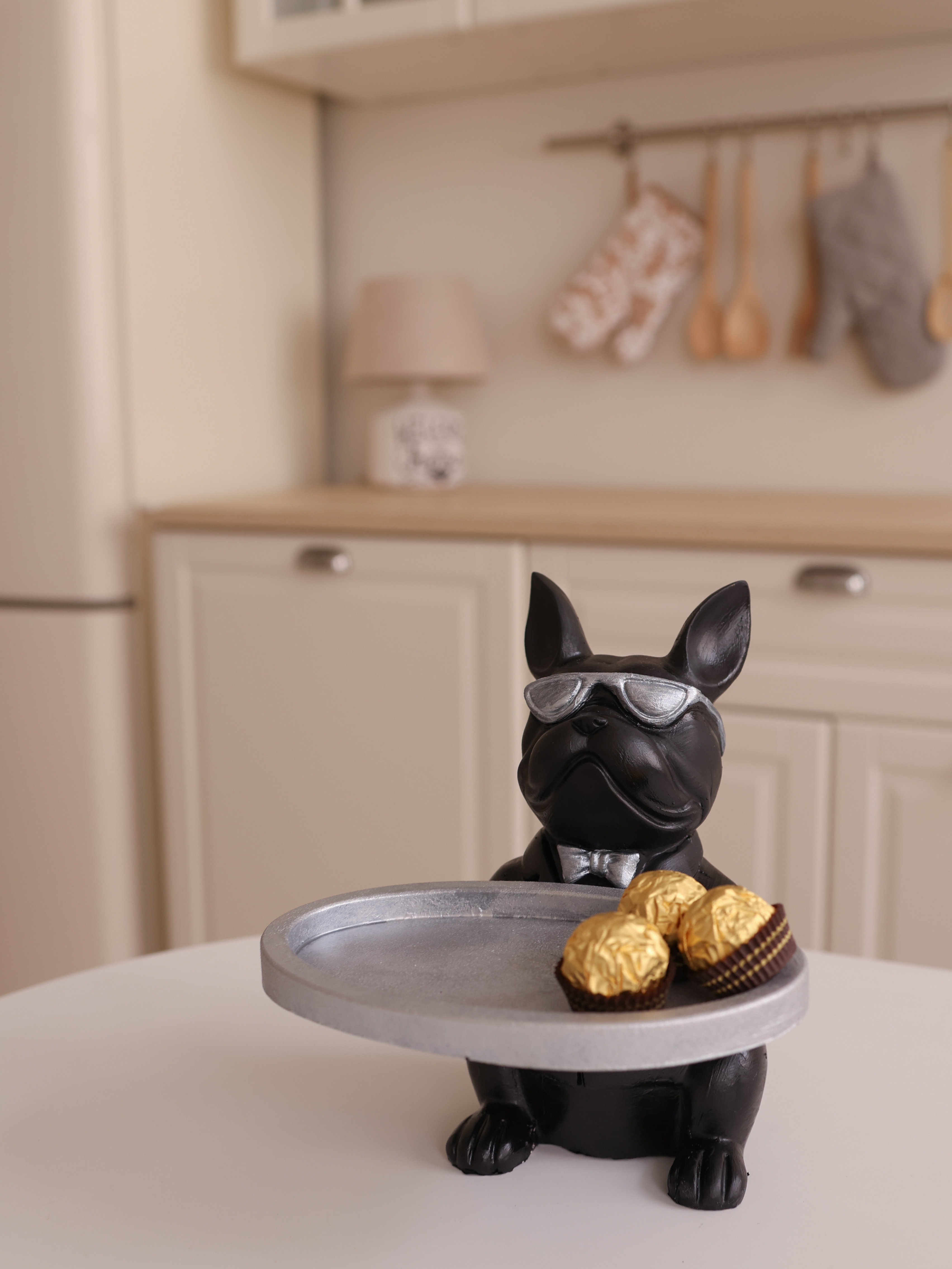 Изображение товара Статуэтка конфетница Собака "Мачо" в серебре с гладким подносом