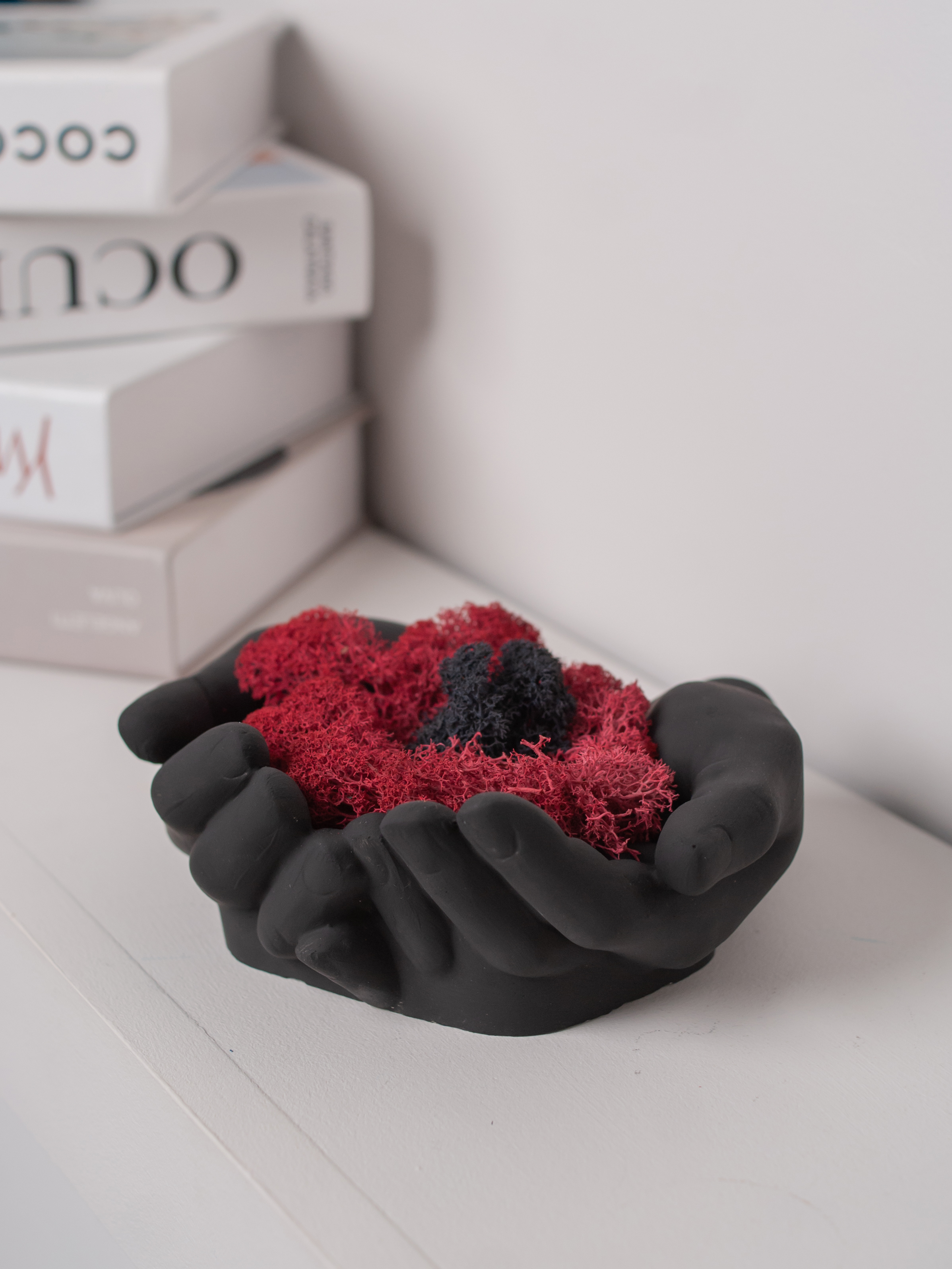 Изображение товара Декоративная фигура MEJERU Руки любви с красным мхом