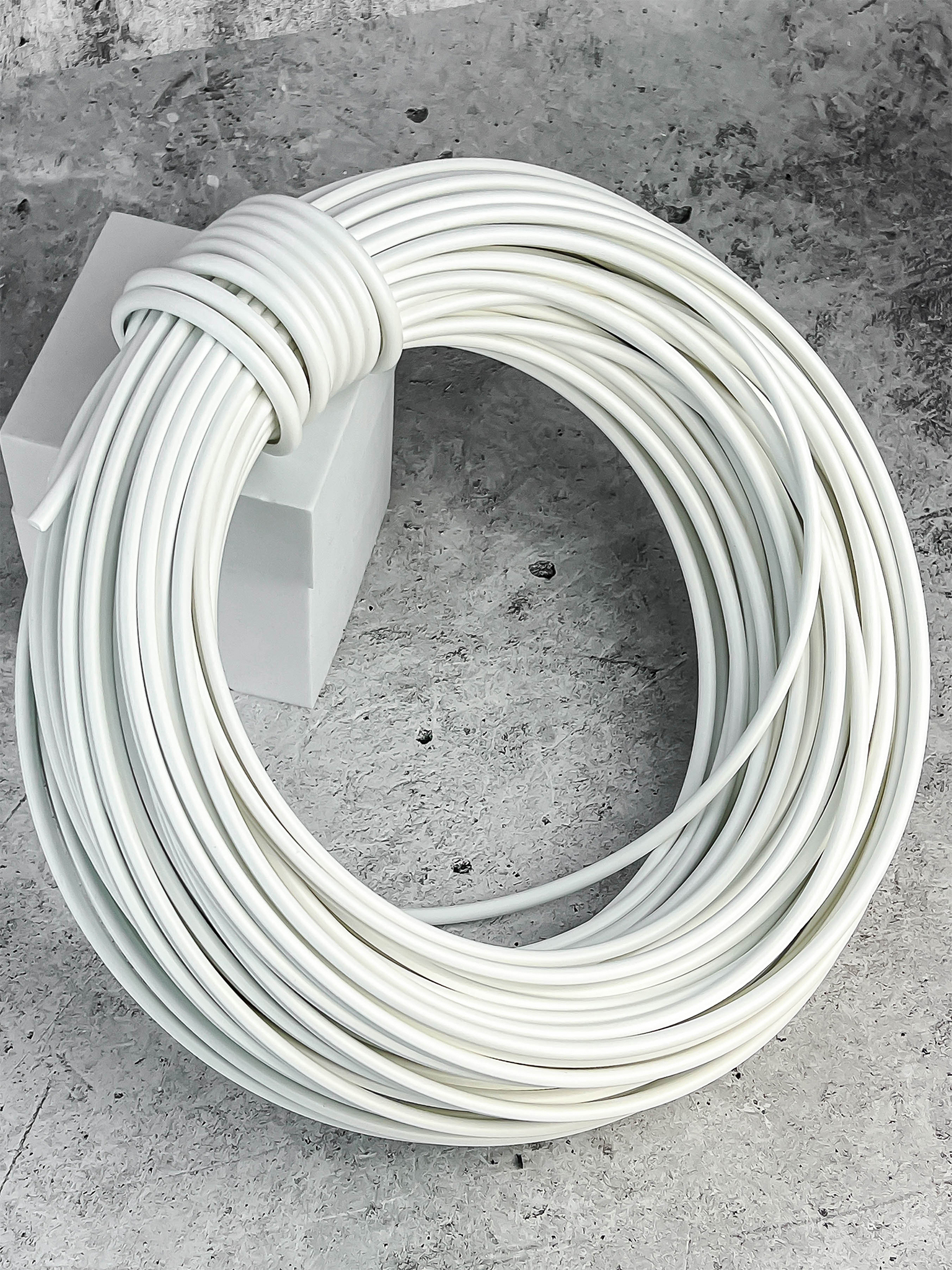 Изображение товара Искусственный ротанг белого цвета полутрубка 6 мм 1 кг для плетения и декора