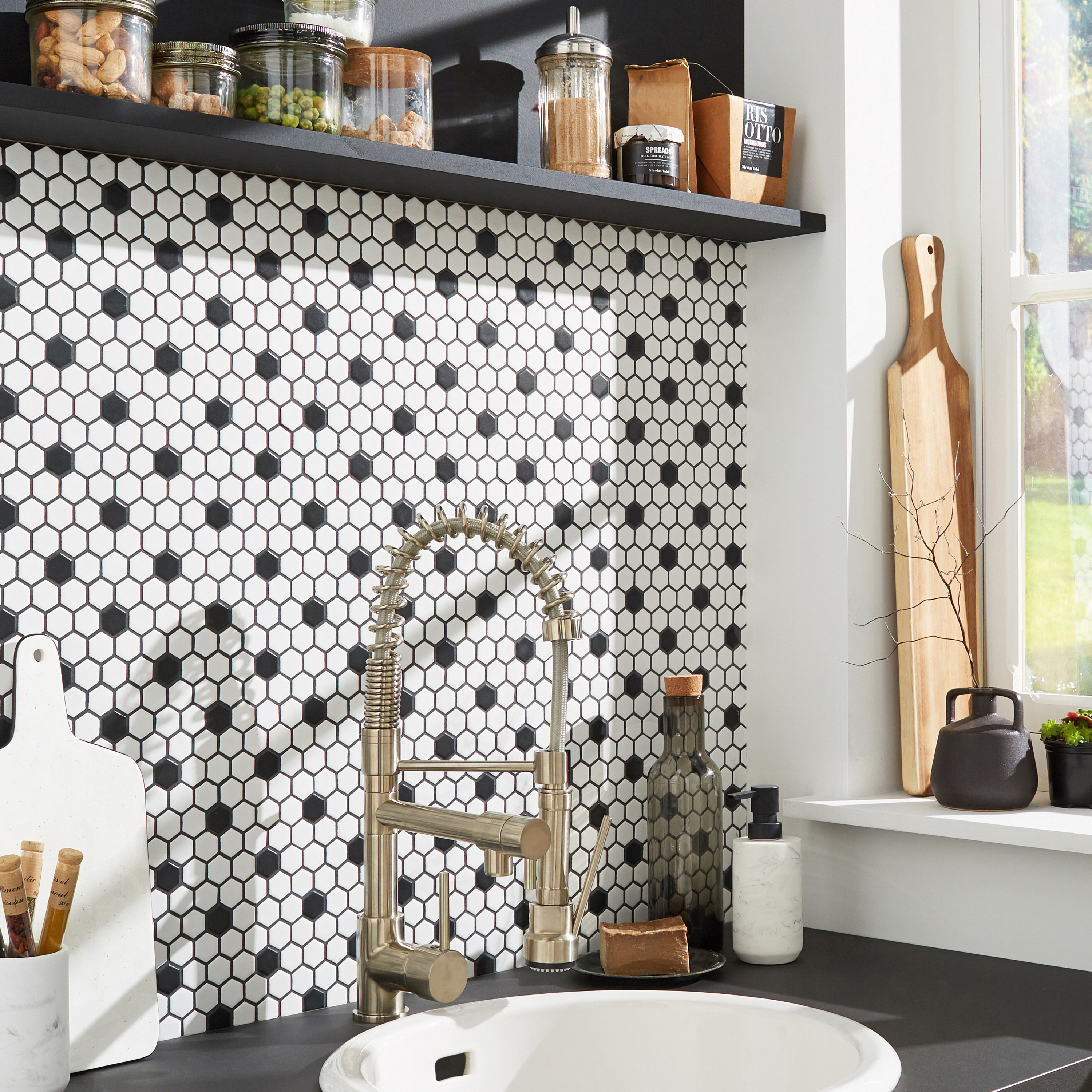 Изображение товара Фарфоровая мозаика Artens Hexo черно-белая 30x26 см для стен и пола