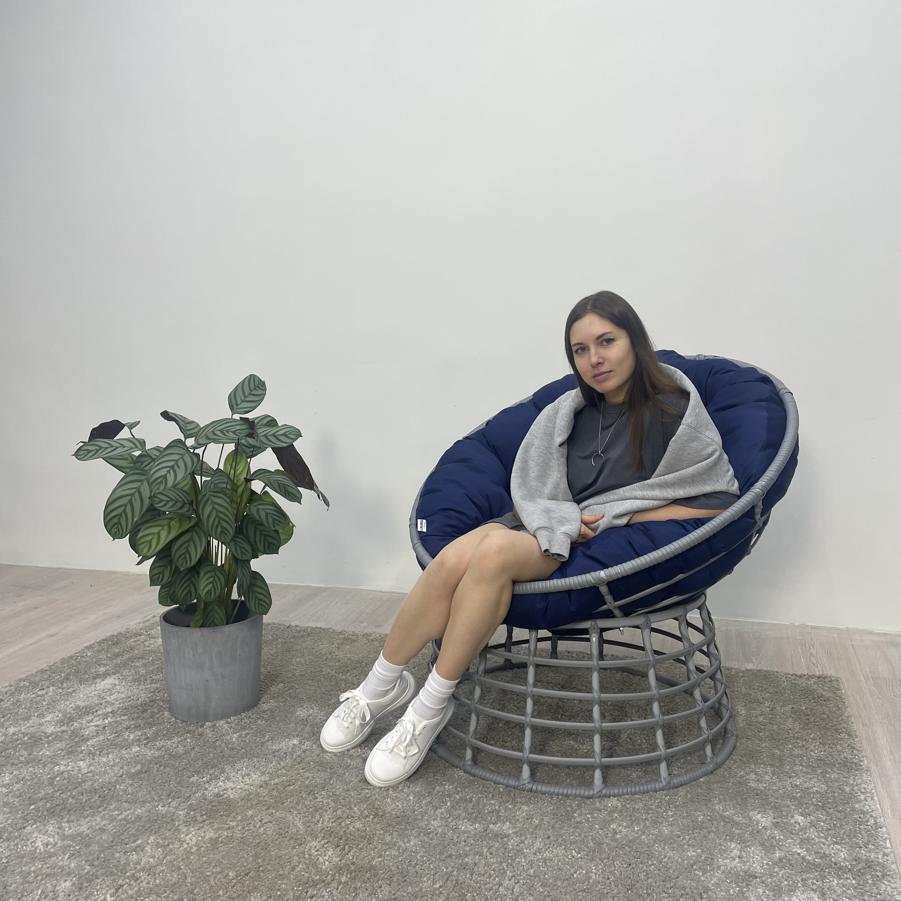 Изображение товара Кресло садовое Laura outdoor FLTkreslo-209 Flata 90 см x 90 см x 101 см искусственный ротанг серый/серебристый