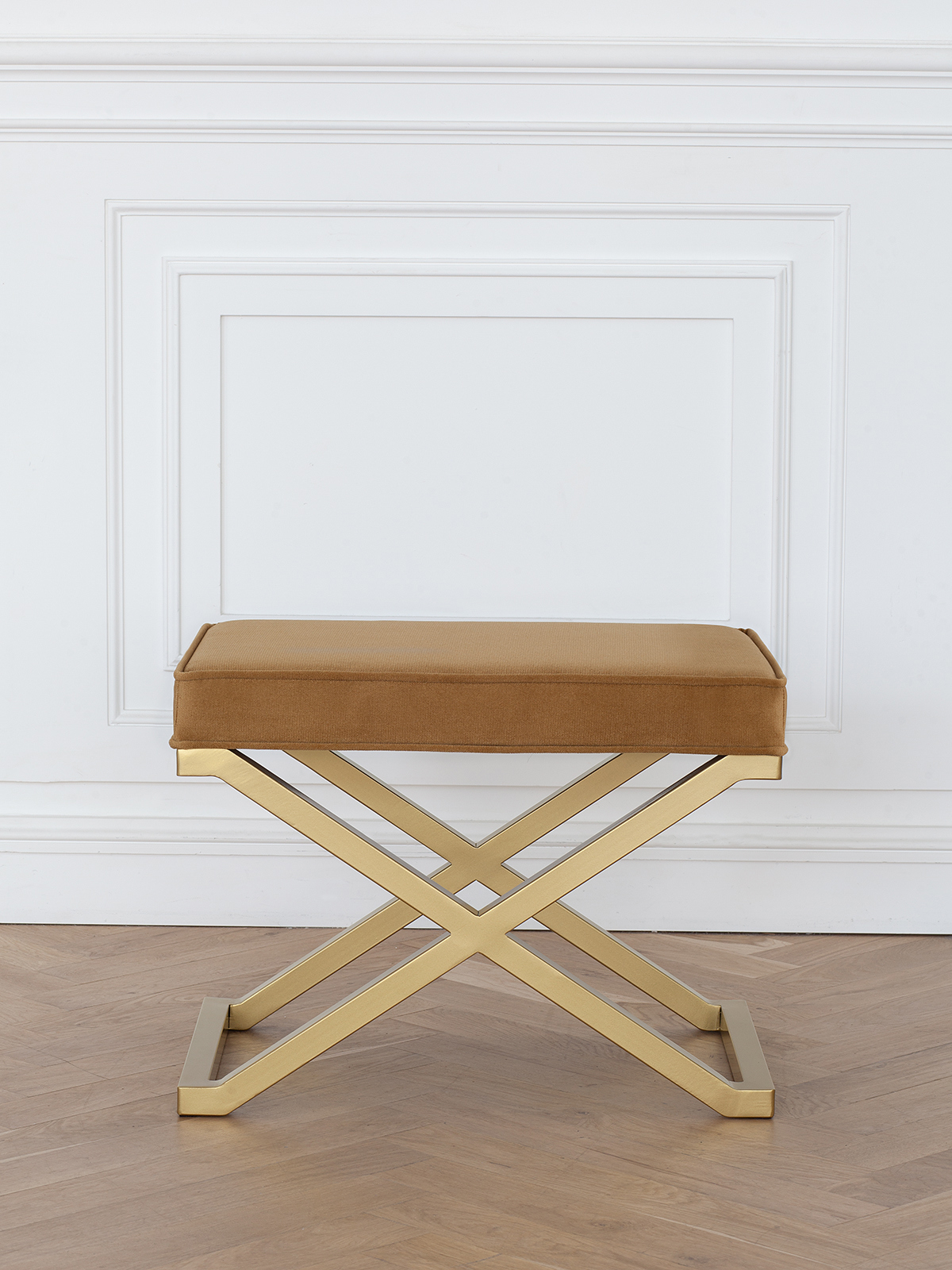 Изображение товара Пуф KARIN велюровый с золотым основанием 45х40х60 см