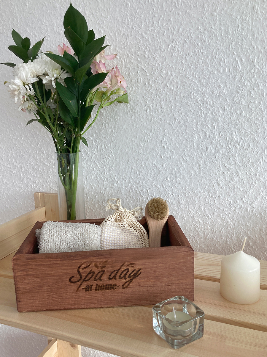 Изображение товара Ящик из натурального дерева окрашенный с гравировкой Spa day at home 20x20x9 см