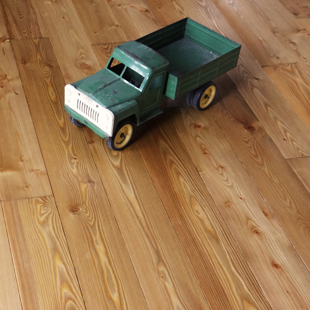 Изображение товара Массивная доска из сибирской лиственницы 15 мм Орех с защитным лаком для жилых помещений