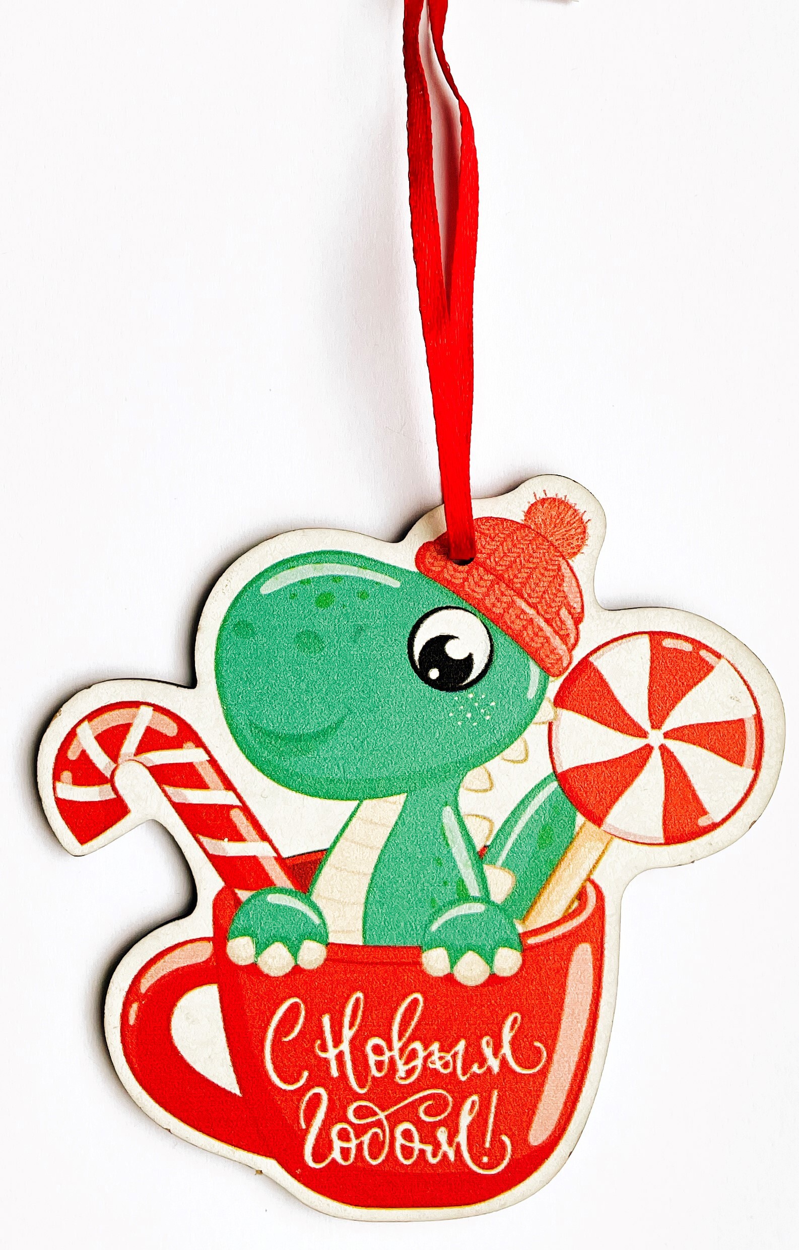 Изображение товара Подвеска декоративная Динозавр в кружке 9x9 см разноцветная металл